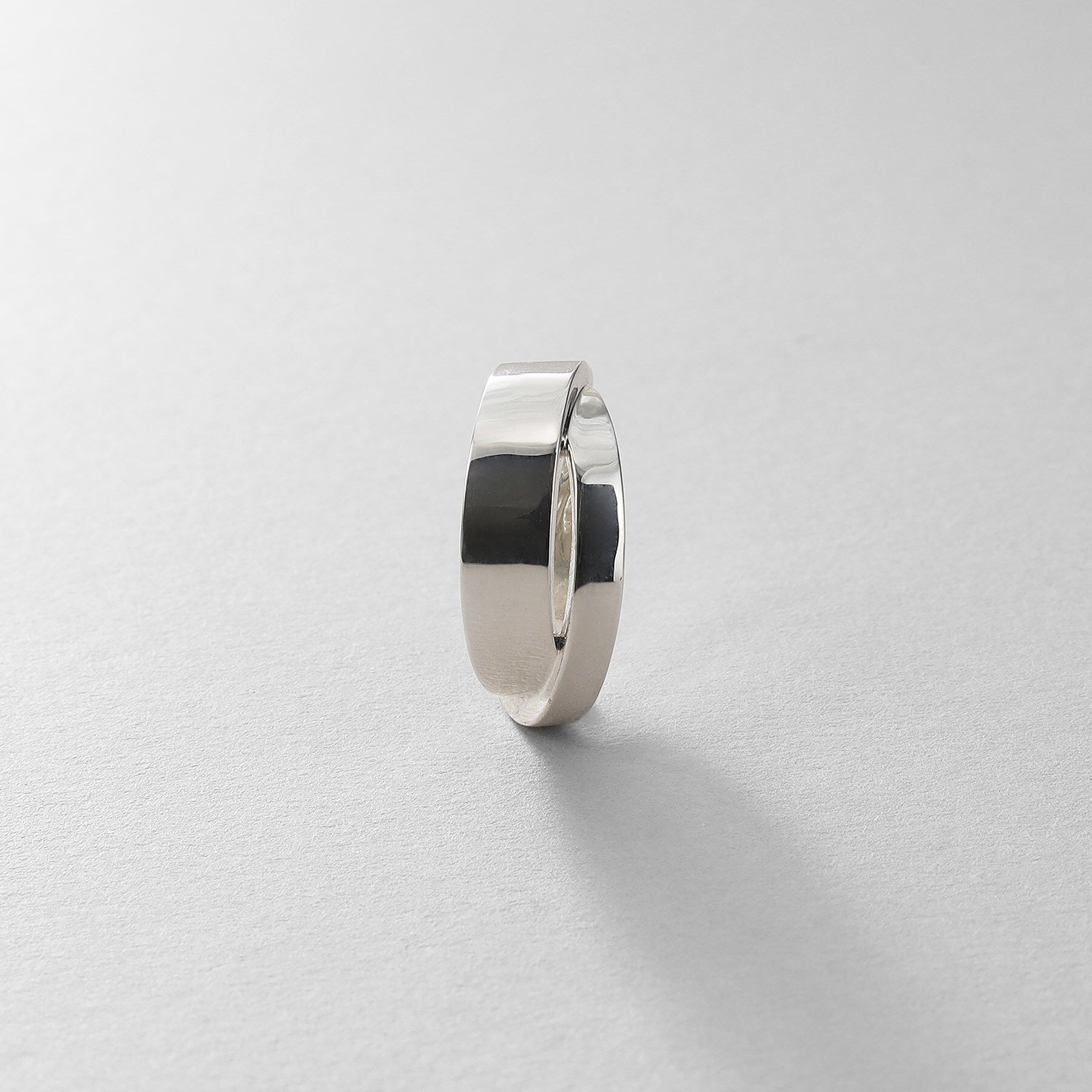 COCOSHNIK ONKITSCH「シルバー フラットオーバルクロスイヤカフ」|イヤリング|