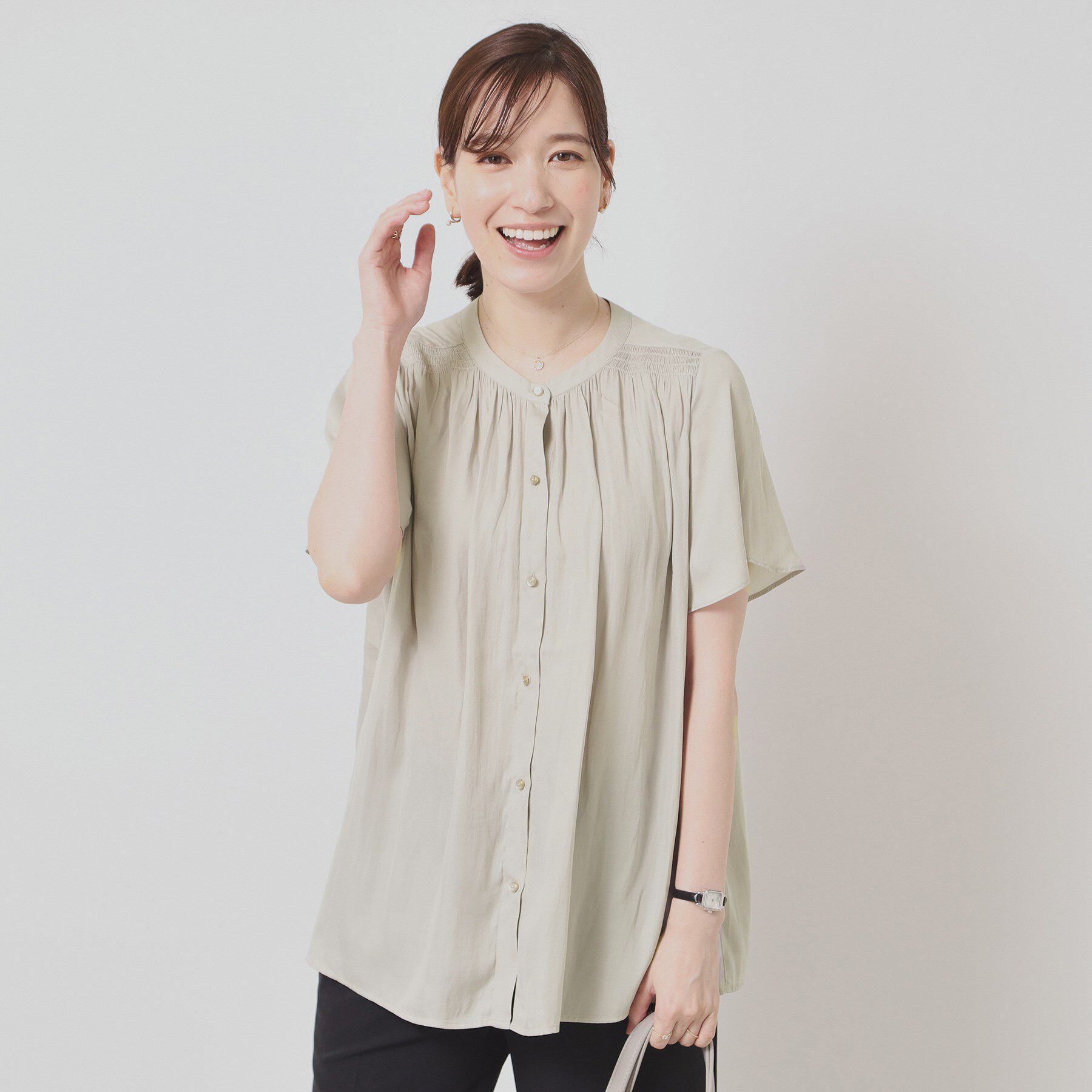 ITS&rsquo;DEMO「【手洗い可】サテンフレア袖ブラウス」|シャツ・ブラウス|グレージュ(050)