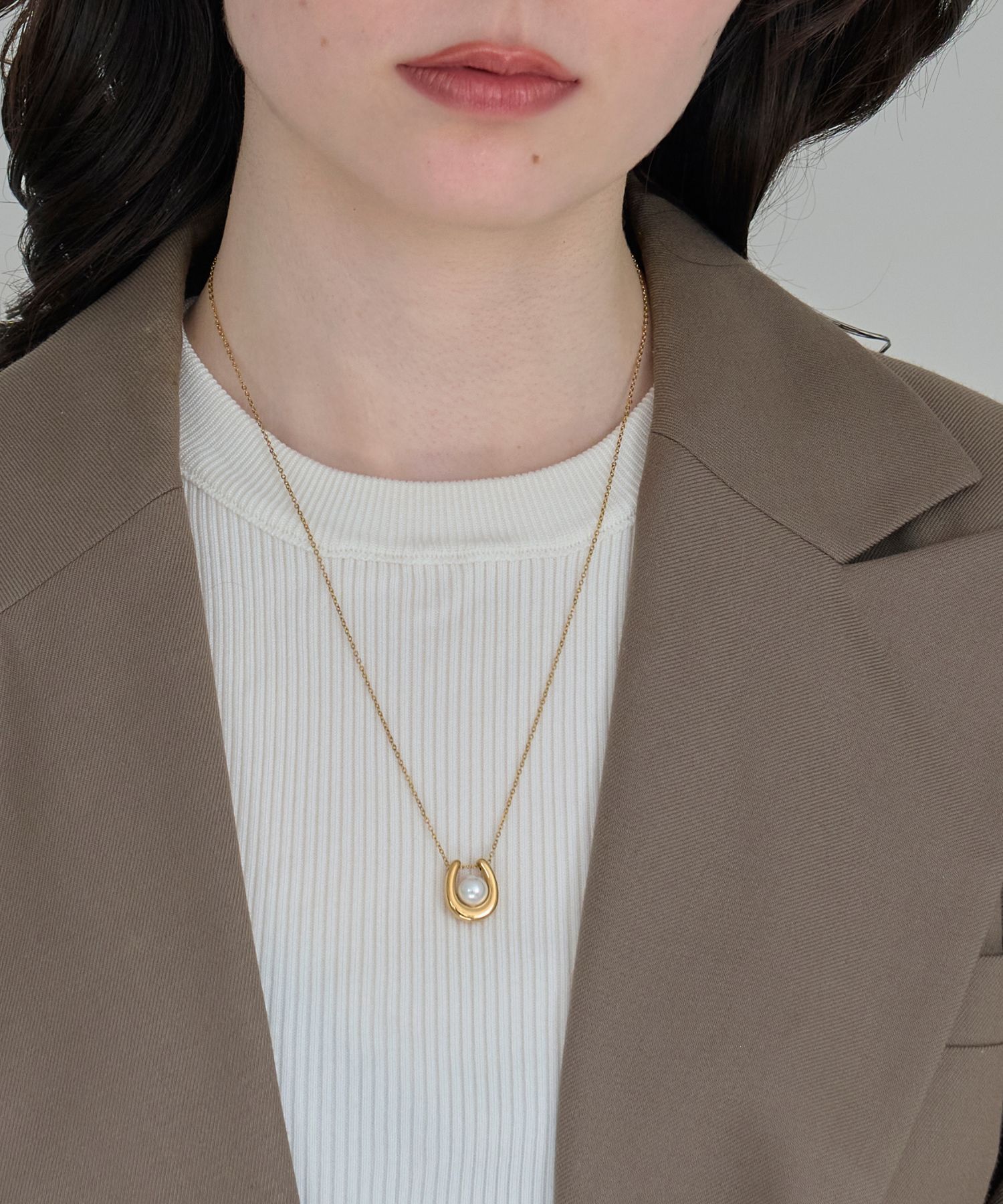 Phoebe「【金属アレルギー対応】メタリックパールホースシューネックレス　ゴールド　ステンレス/馬蹄/ギフト」|ネックレス|ゴールド