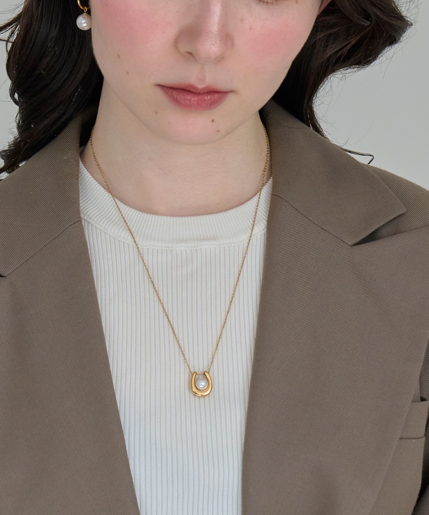 Phoebe「【金属アレルギー対応】メタリックパールホースシューネックレス　ゴールド　ステンレス/馬蹄/ギフト」|ネックレス|