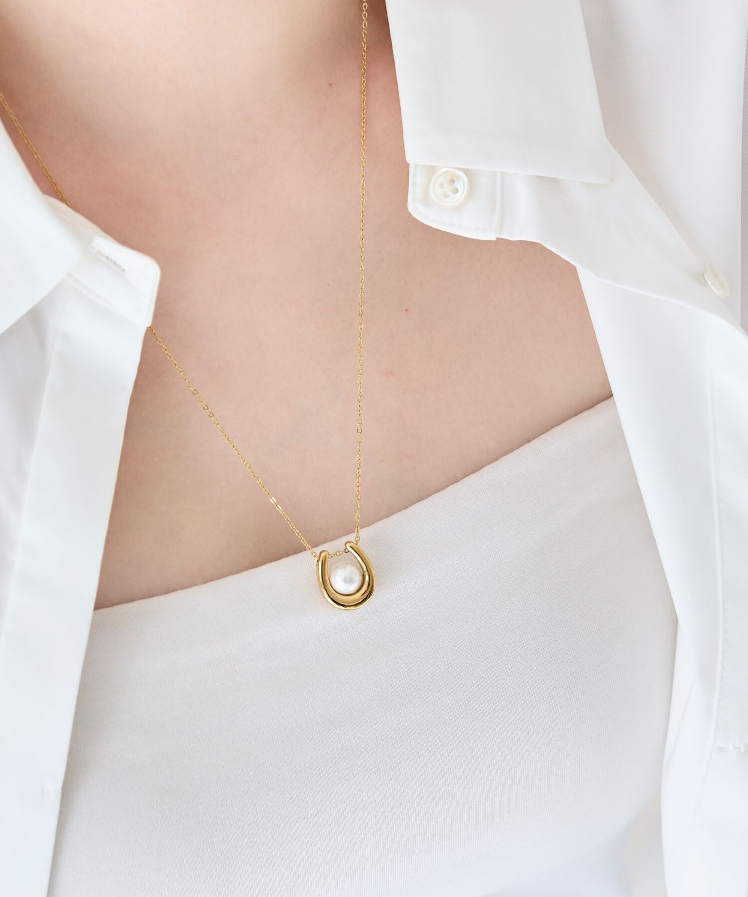 Phoebe「【金属アレルギー対応】メタリックパールホースシューネックレス　ゴールド　ステンレス/馬蹄/ギフト」|ネックレス|