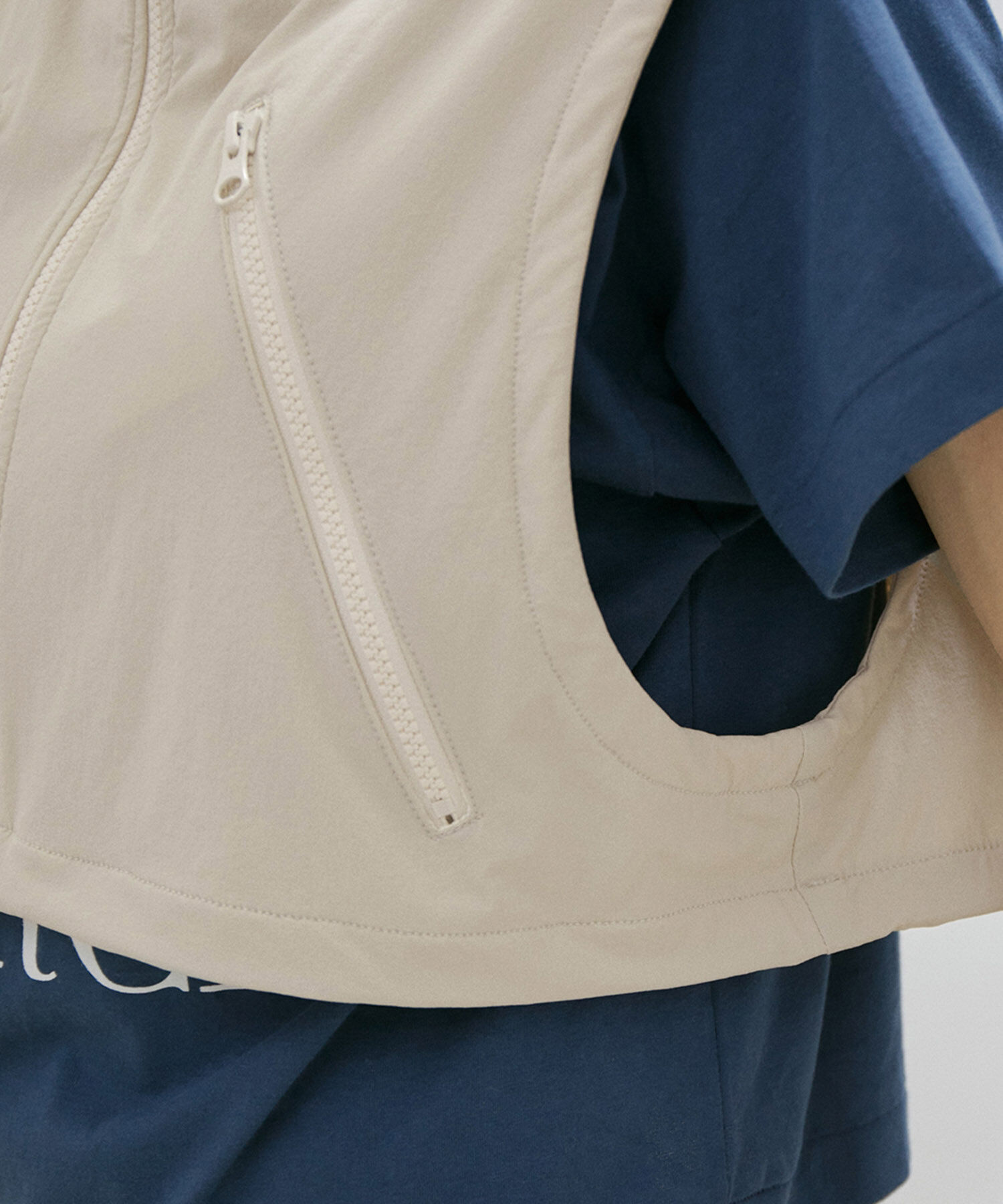 SALON adam et rope'「【Americana for SALON】[撥水機能付き]別注フード付きクロップドベスト」|ベスト・ジレ|