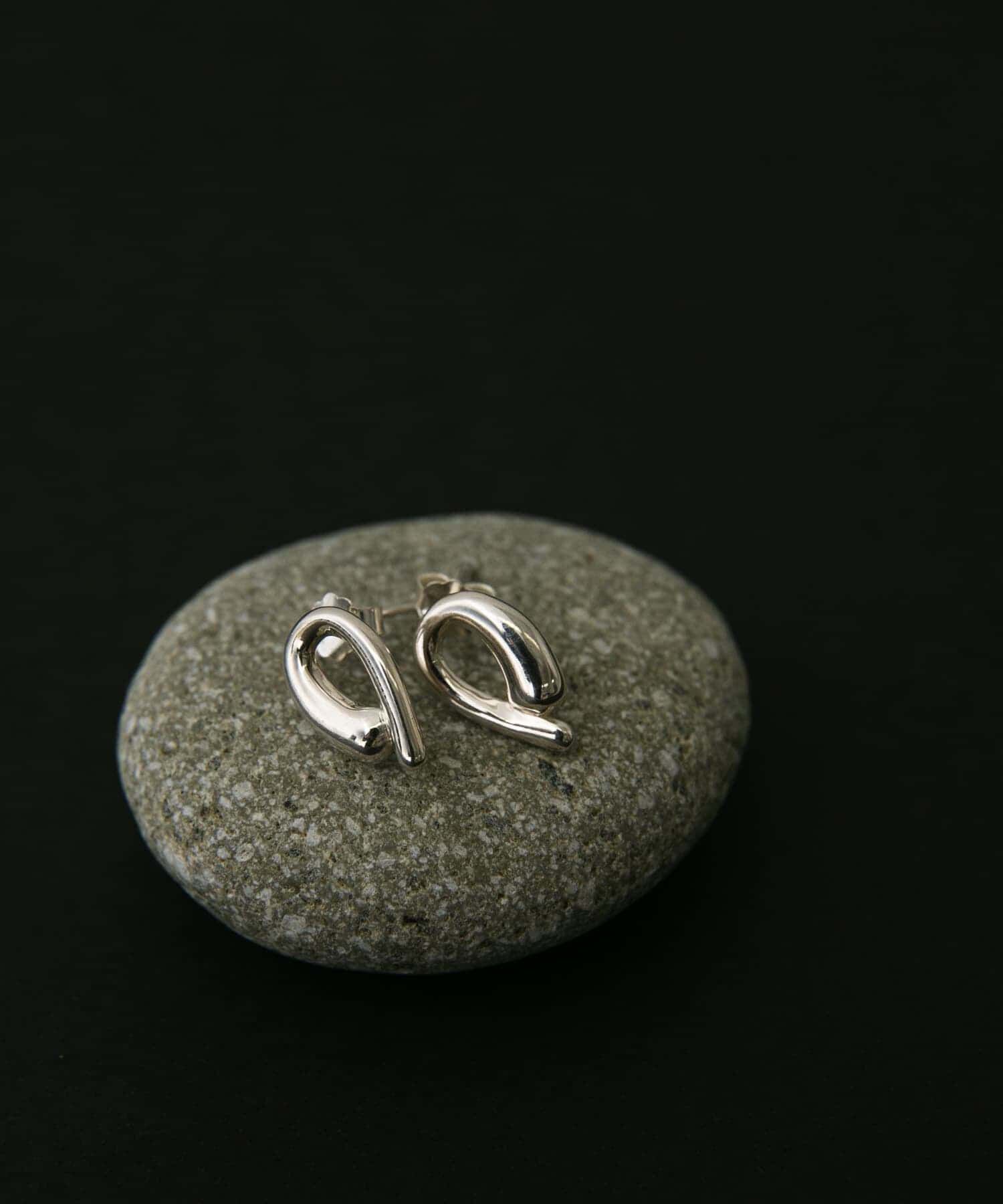 SMELLY「SMELLY so&rsquo;　asymmetric solid pierce」|ピアス|