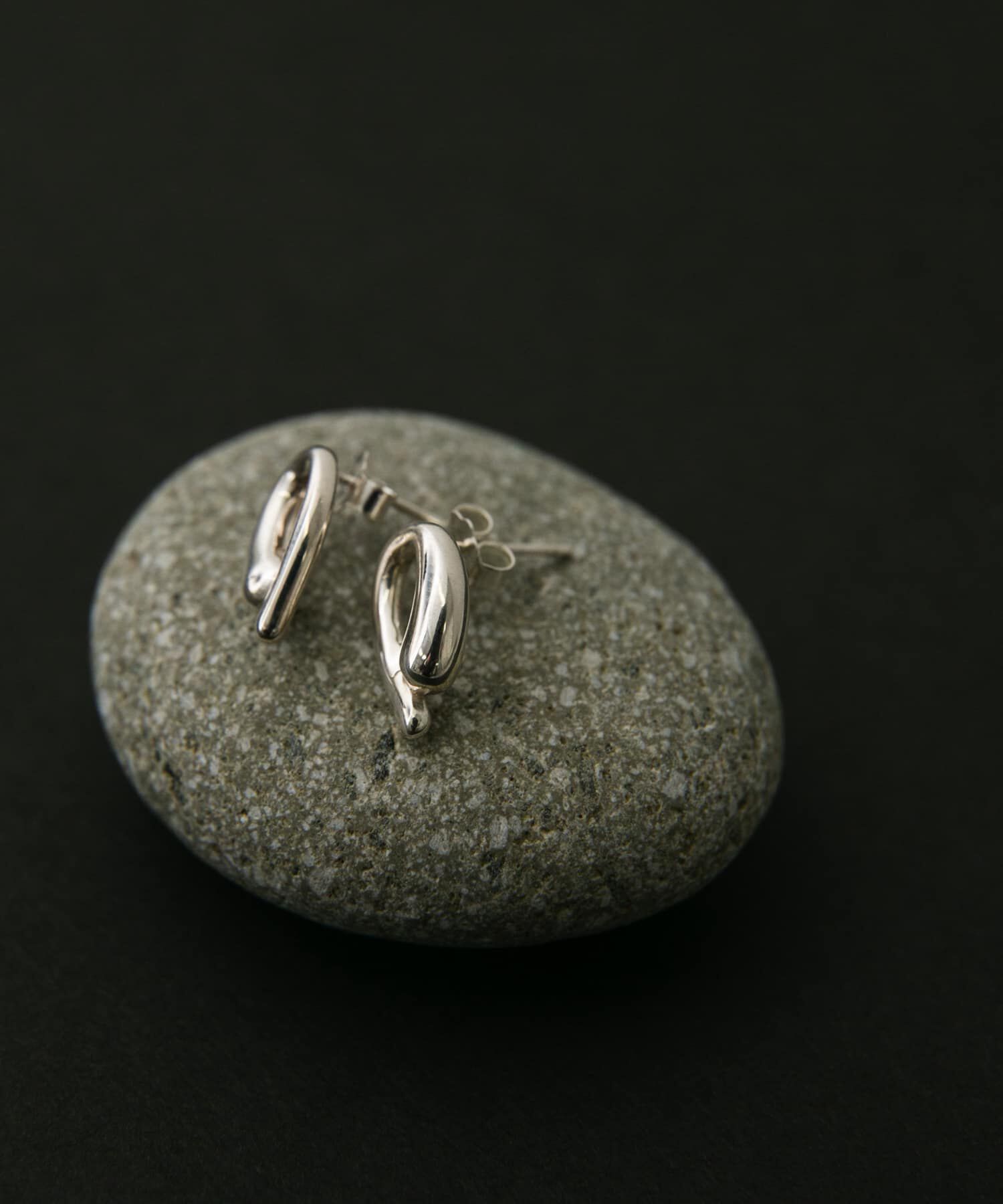 SMELLY「SMELLY so&rsquo;　asymmetric solid pierce」|ピアス|