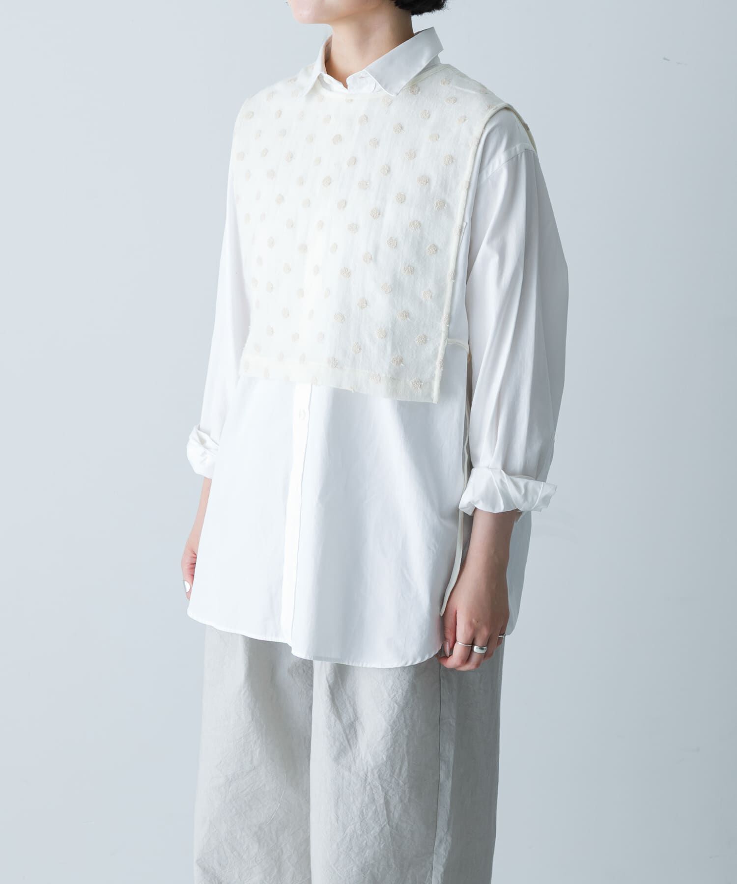 かぐれ「ドット刺繍ウールガーゼビブ」|ベスト・ジレ|