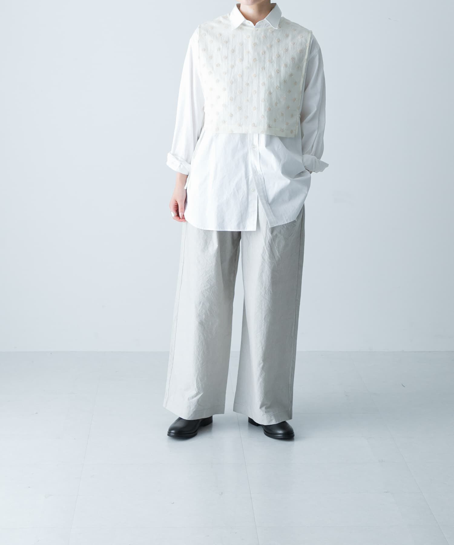 かぐれ「ドット刺繍ウールガーゼビブ」|ベスト・ジレ|