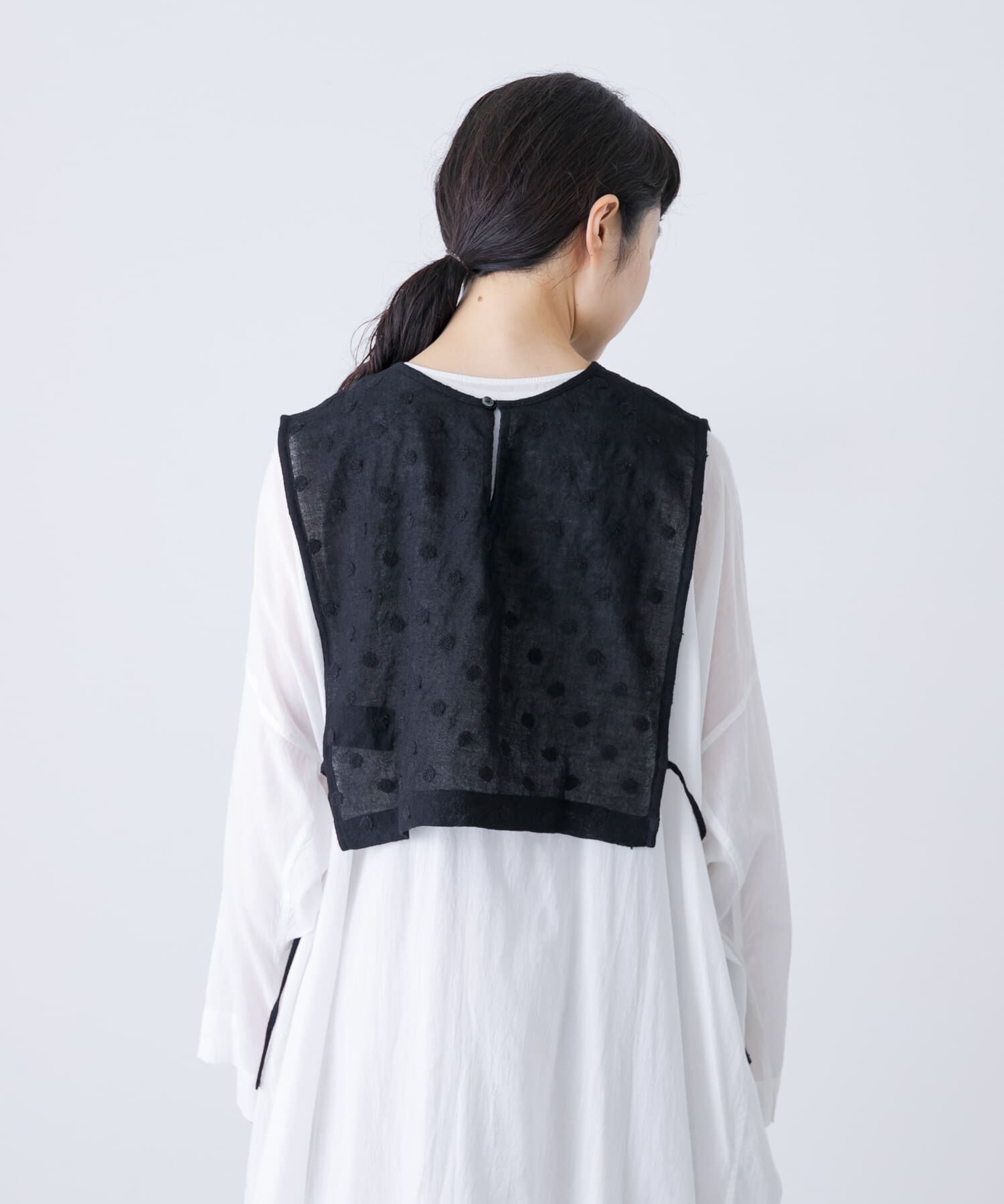 かぐれ「ドット刺繍ウールガーゼビブ」|ベスト・ジレ|