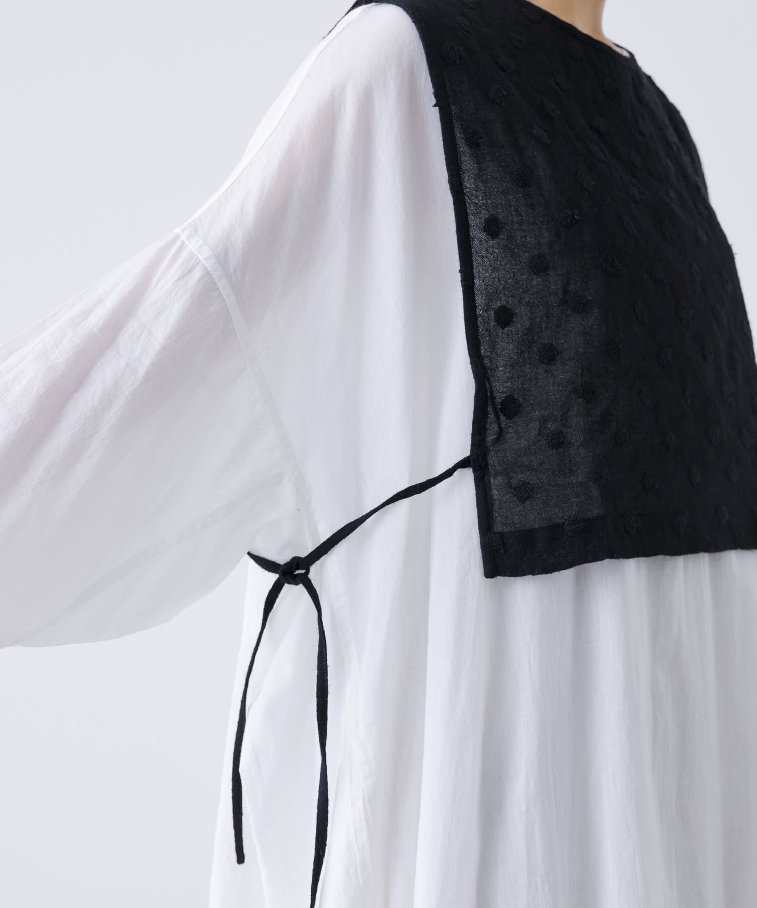 かぐれ「ドット刺繍ウールガーゼビブ」|ベスト・ジレ|