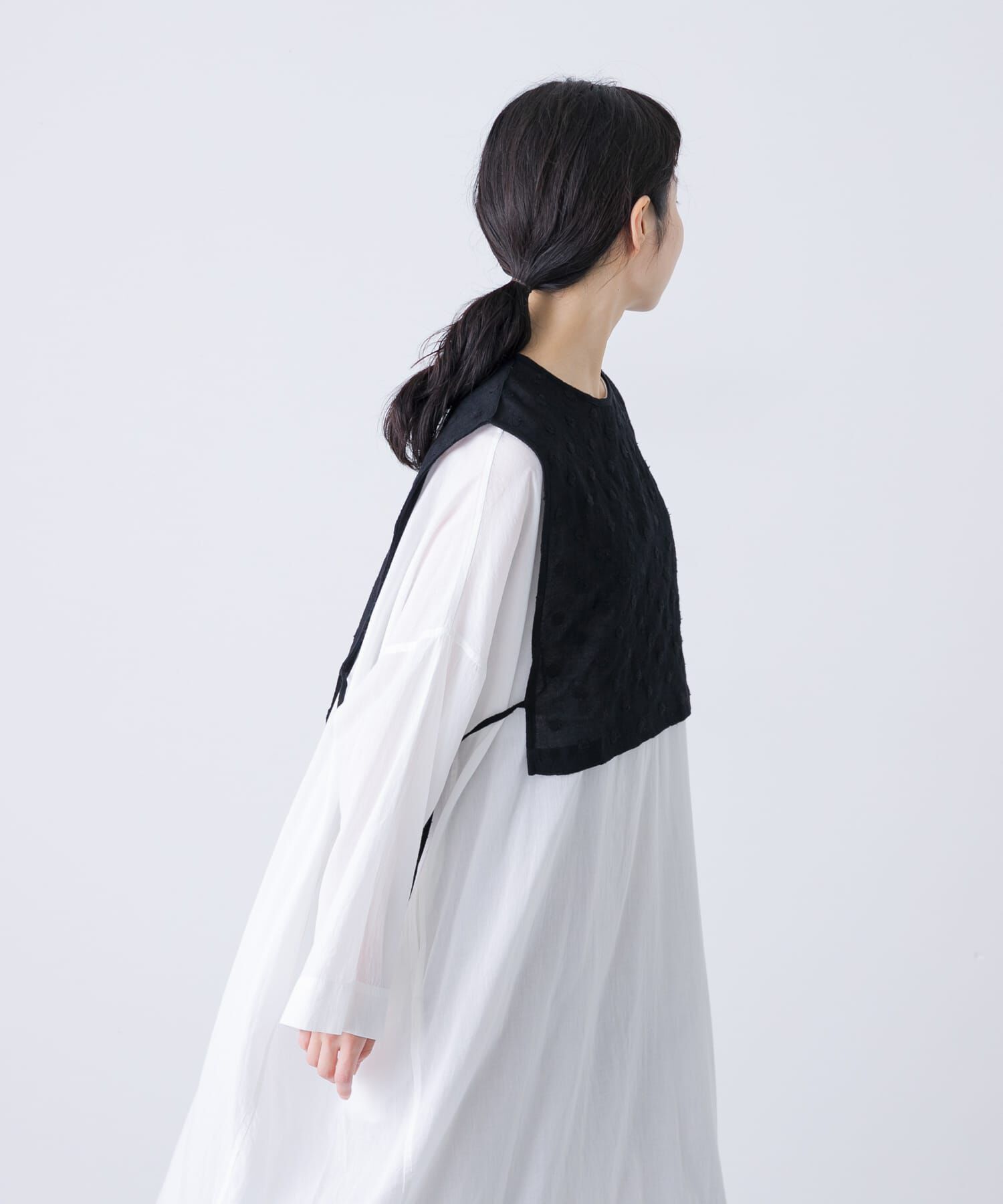 かぐれ「ドット刺繍ウールガーゼビブ」|ベスト・ジレ|