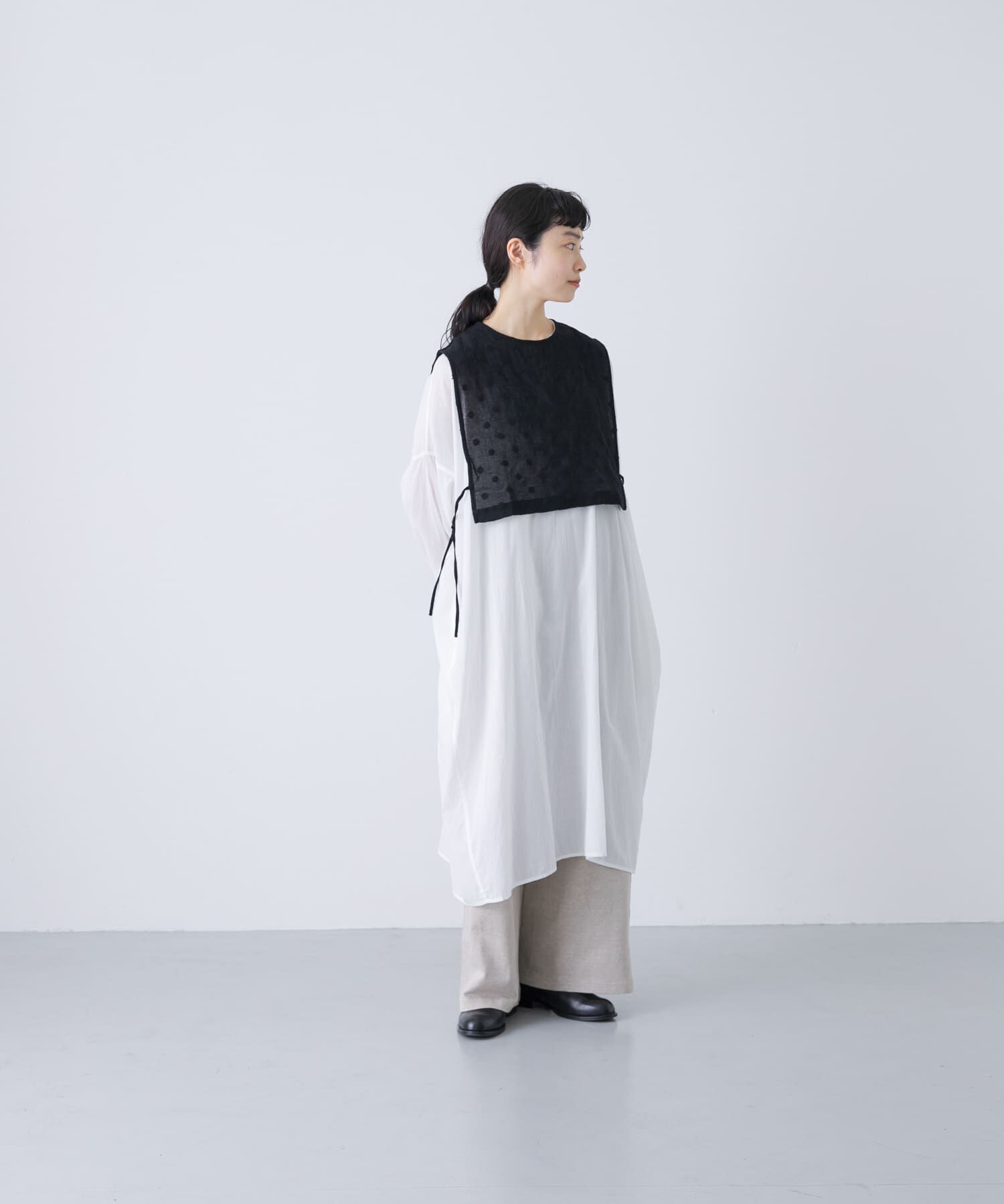 かぐれ「ドット刺繍ウールガーゼビブ」|ベスト・ジレ|