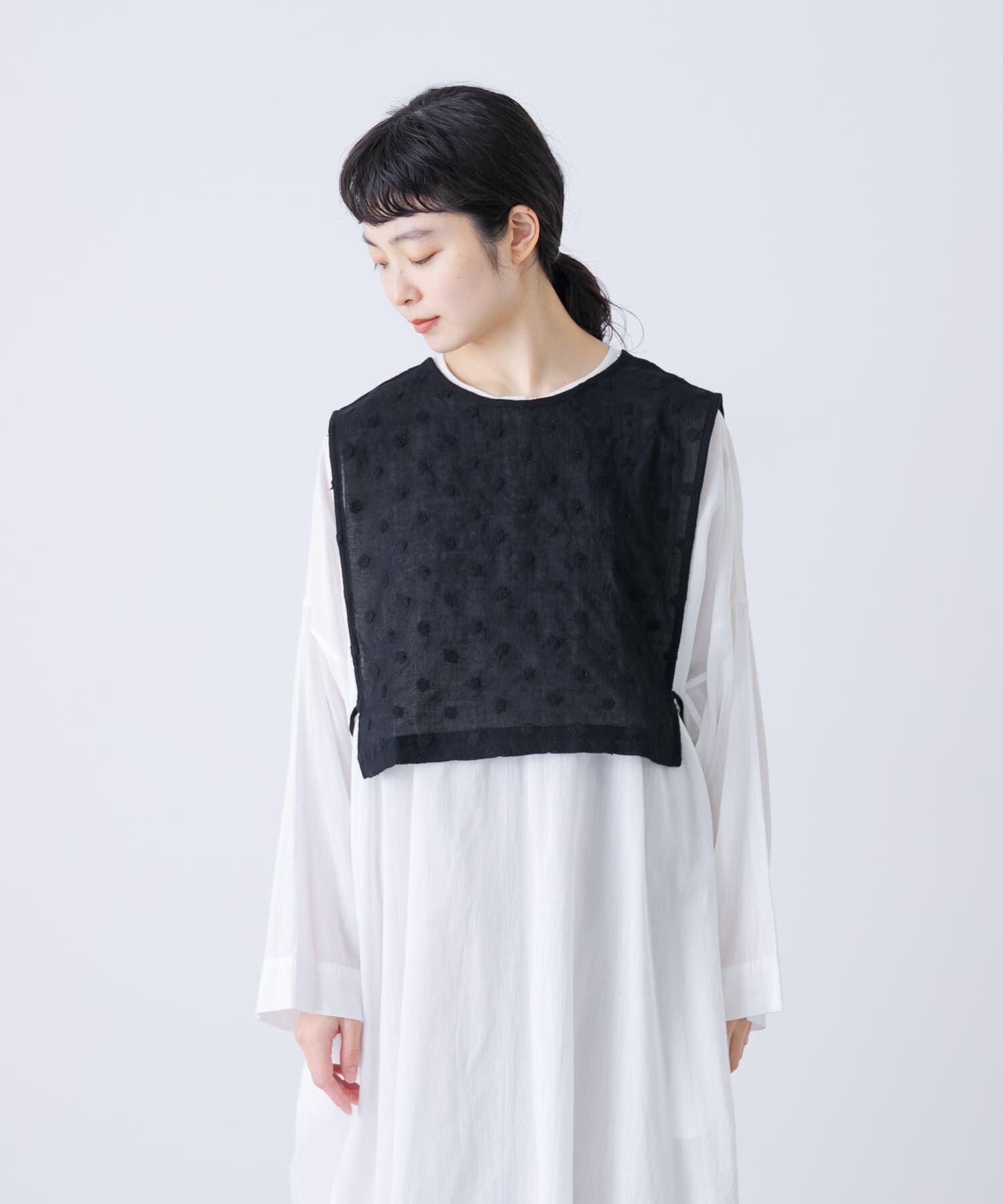 かぐれ「ドット刺繍ウールガーゼビブ」|ベスト・ジレ|