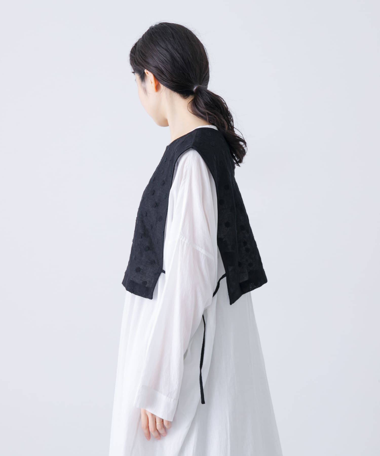 かぐれ「ドット刺繍ウールガーゼビブ」|ベスト・ジレ|