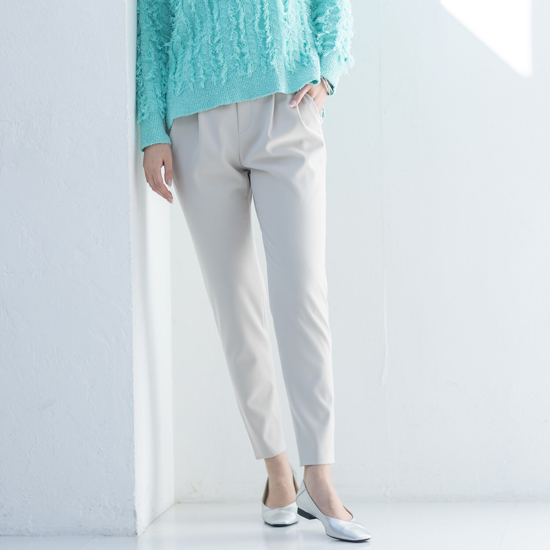 INDIVI「【褒められパンツ】ストレッチ タックテーパードパンツ」|その他|グレージュ(050)