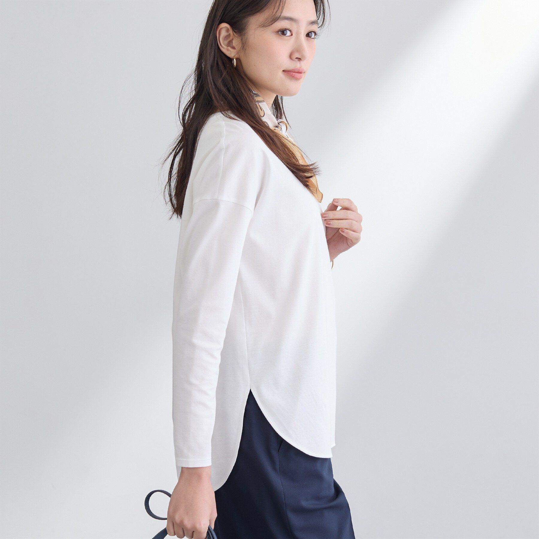 INDIVI「【洗える】きれいめラウンドテールロンT」|Tシャツ・カットソー|