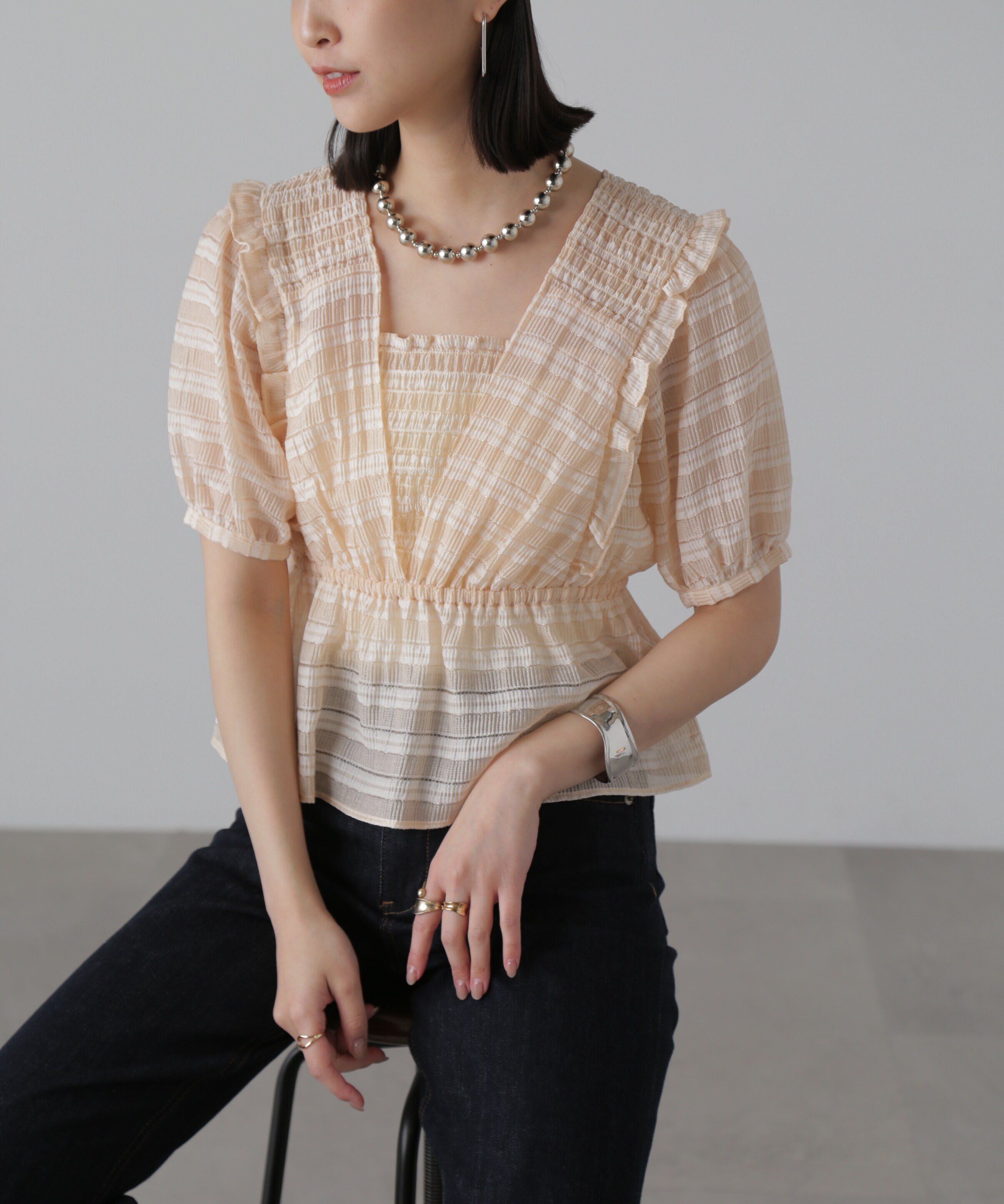  「肩フリルシャーリングペプラムブラウス」|シャツ・ブラウス|オフ