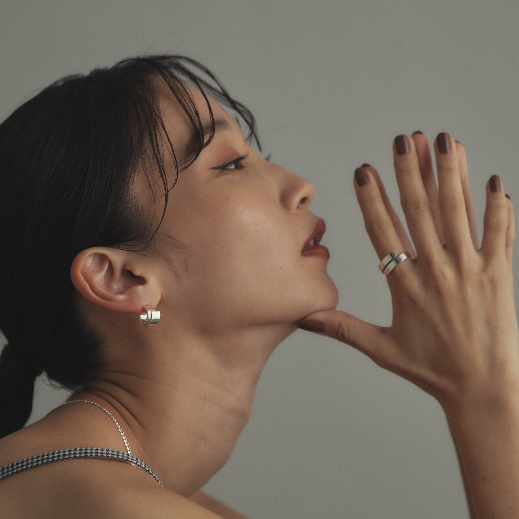 COCOSHNIK ONKITSCH「シルバー スモールフープ スライドプレートピアス」|ピアス|