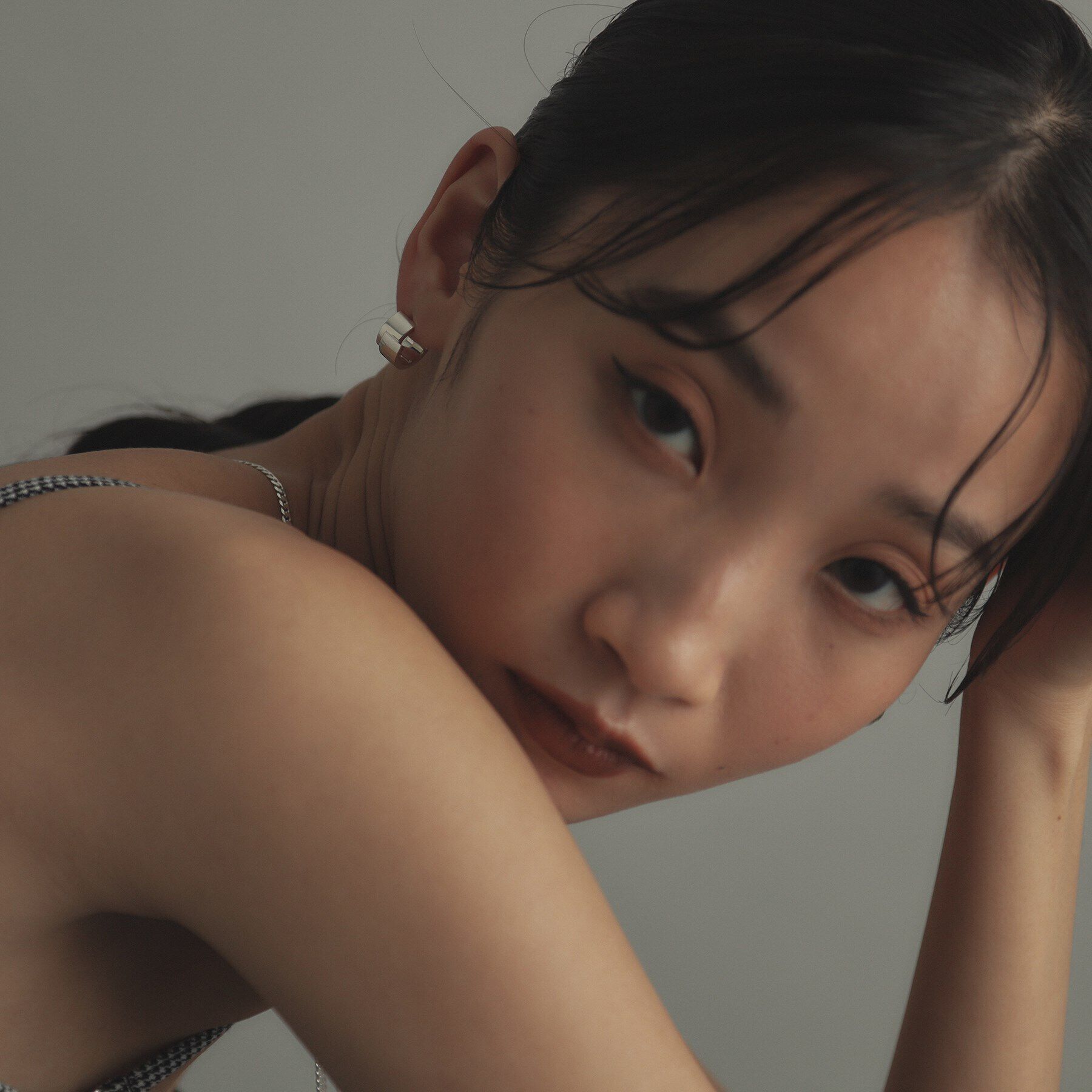 COCOSHNIK ONKITSCH「シルバー スモールフープ スライドプレートピアス」|ピアス|