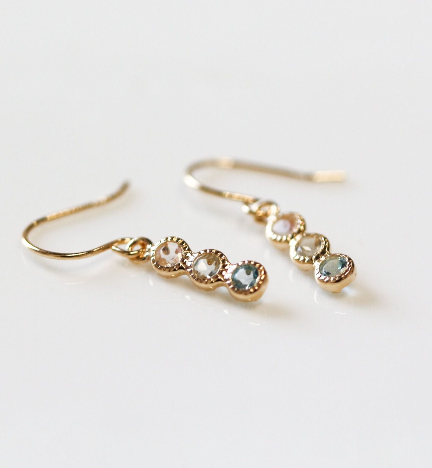  「マルチカラー グラデーション フック ピアス | K18 〈ブルー〉」|ピアス|