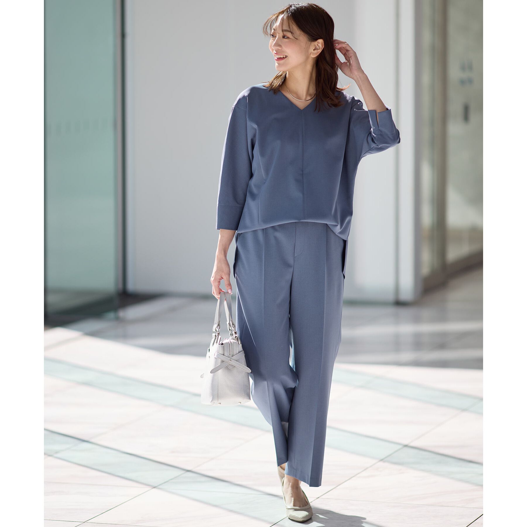 Reflect「【マシンウォッシュ可／セットアップ可能】ドルマンスリーブVネックブラウス」|シャツ・ブラウス|