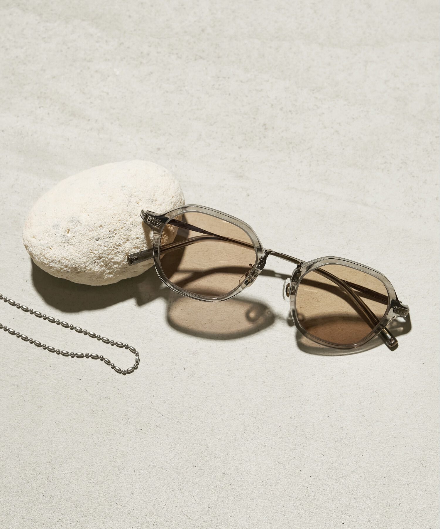  「ボストン型 調光サングラス｜紫外線対策｜レンズの色が変わるサングラス｜Zoff | UNITED ARROWS Wellness」|サングラス|グレー