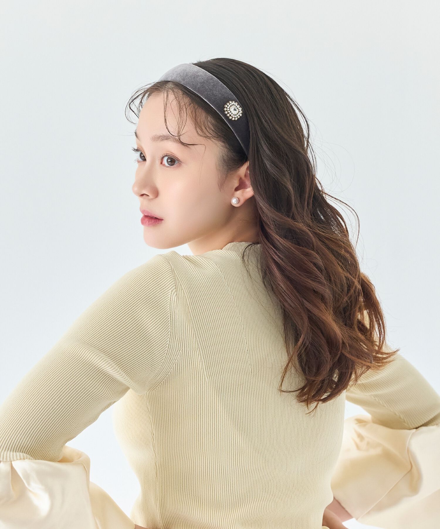  「【生産終了】クラッシービジューカチューシャ　グレー/ベロア　結婚式 入学式 卒業式」|ヘアバンド|