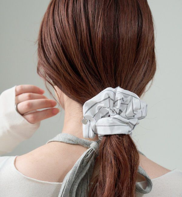  「チャーム付きストライプシュシュ」|その他|オフホワイト