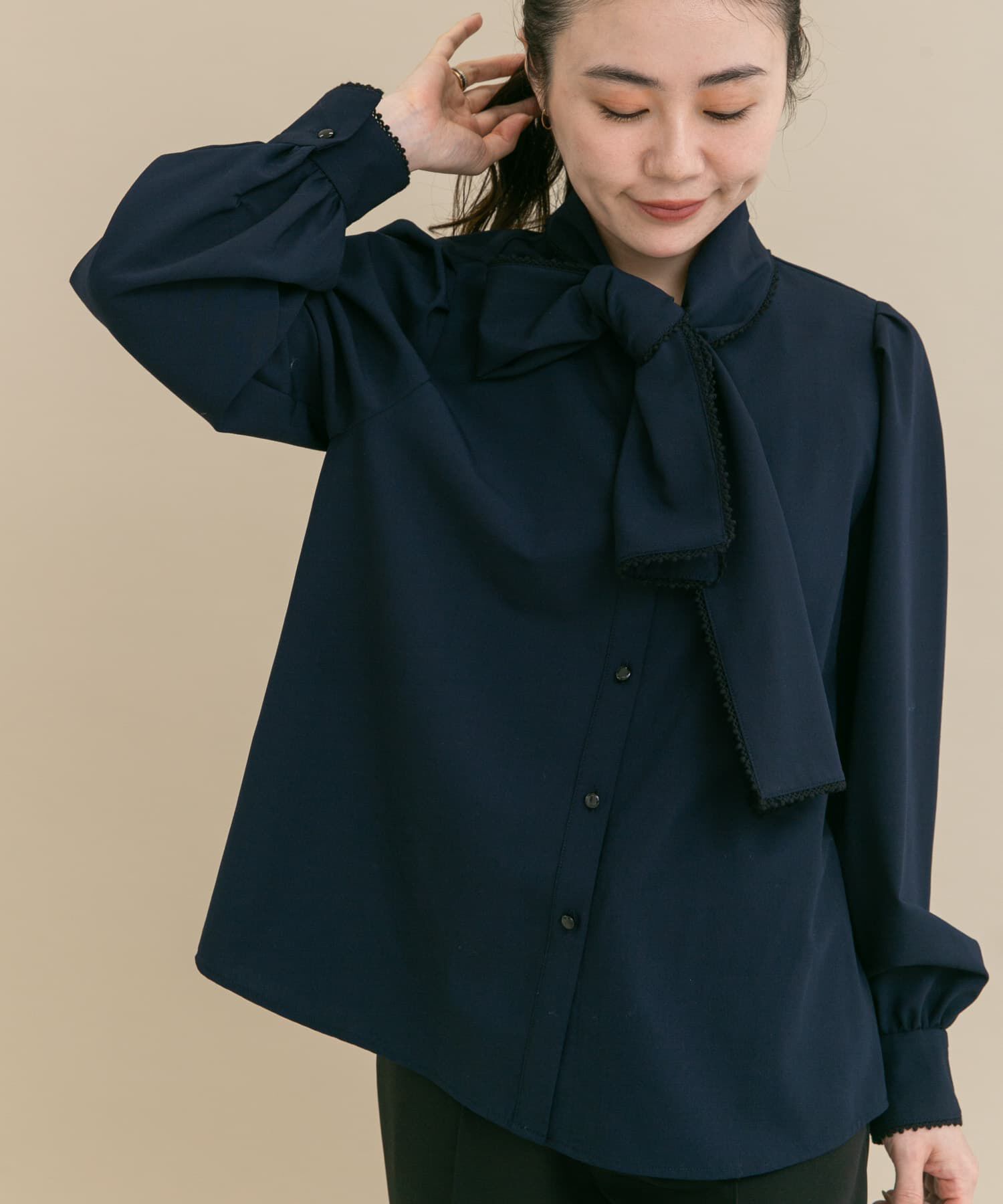 URBAN RESEARCH ROSSO「『WEB/一部店舗限定』トリミングボウタイブラウス」|シャツ・ブラウス|