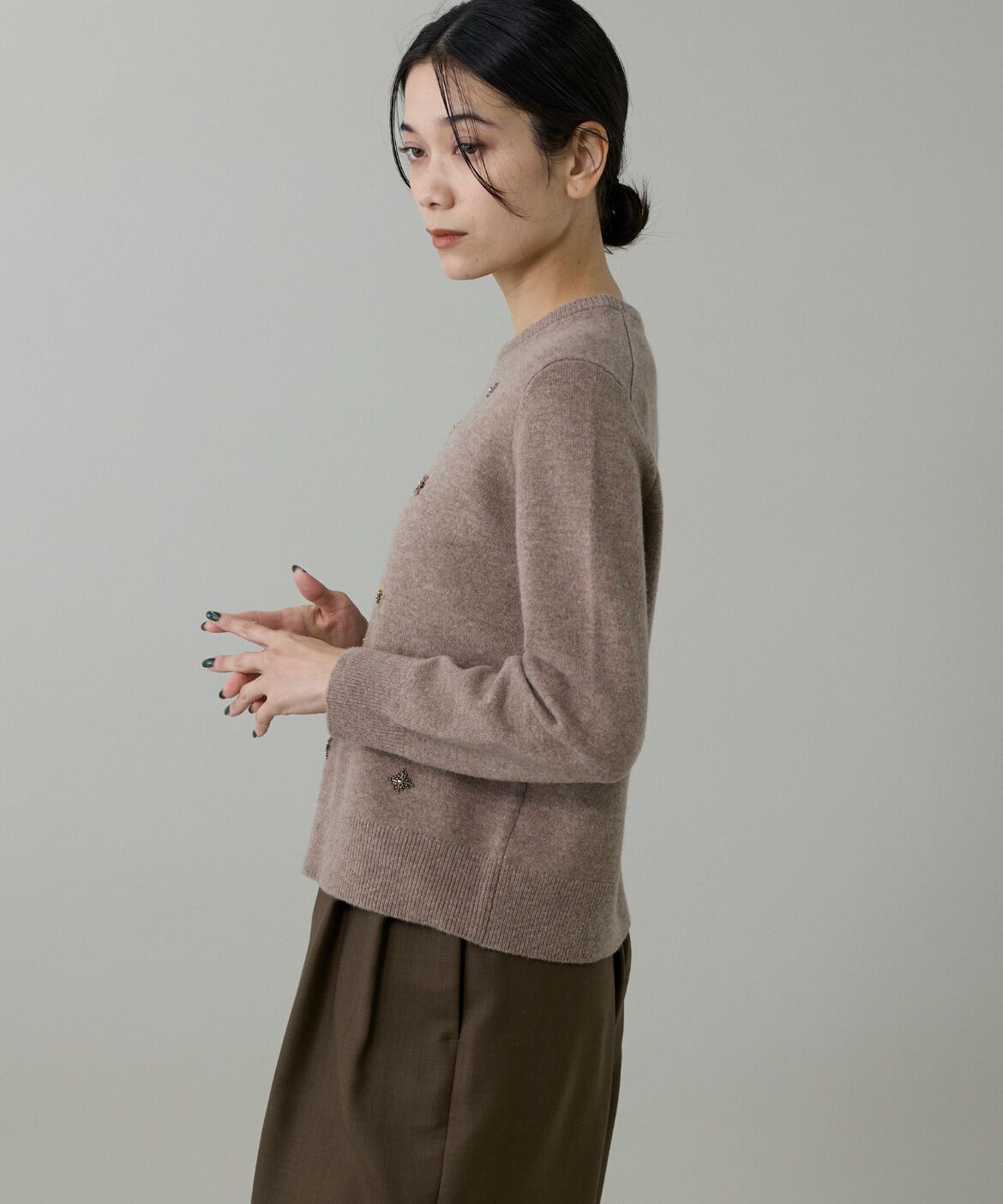 INED「クルーネックビジュー風刺繍ニット」|ニット・セーター|