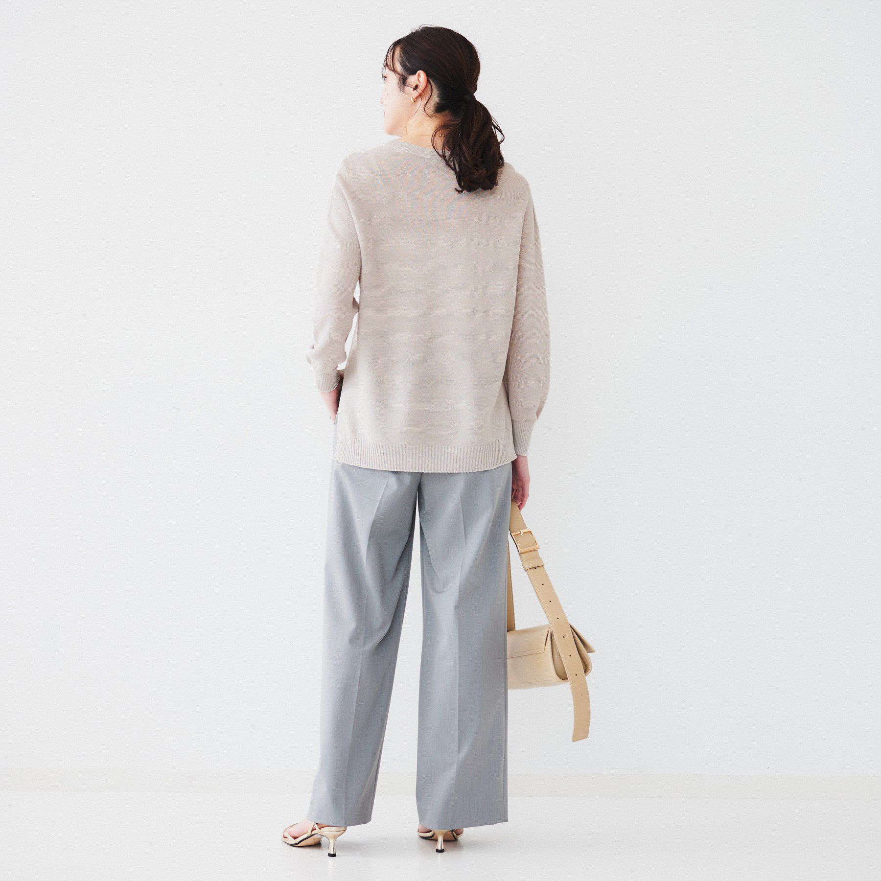 UNTITLED「【体型カバー/清涼感】サイドスリット Vネックニット」|ニット・セーター|