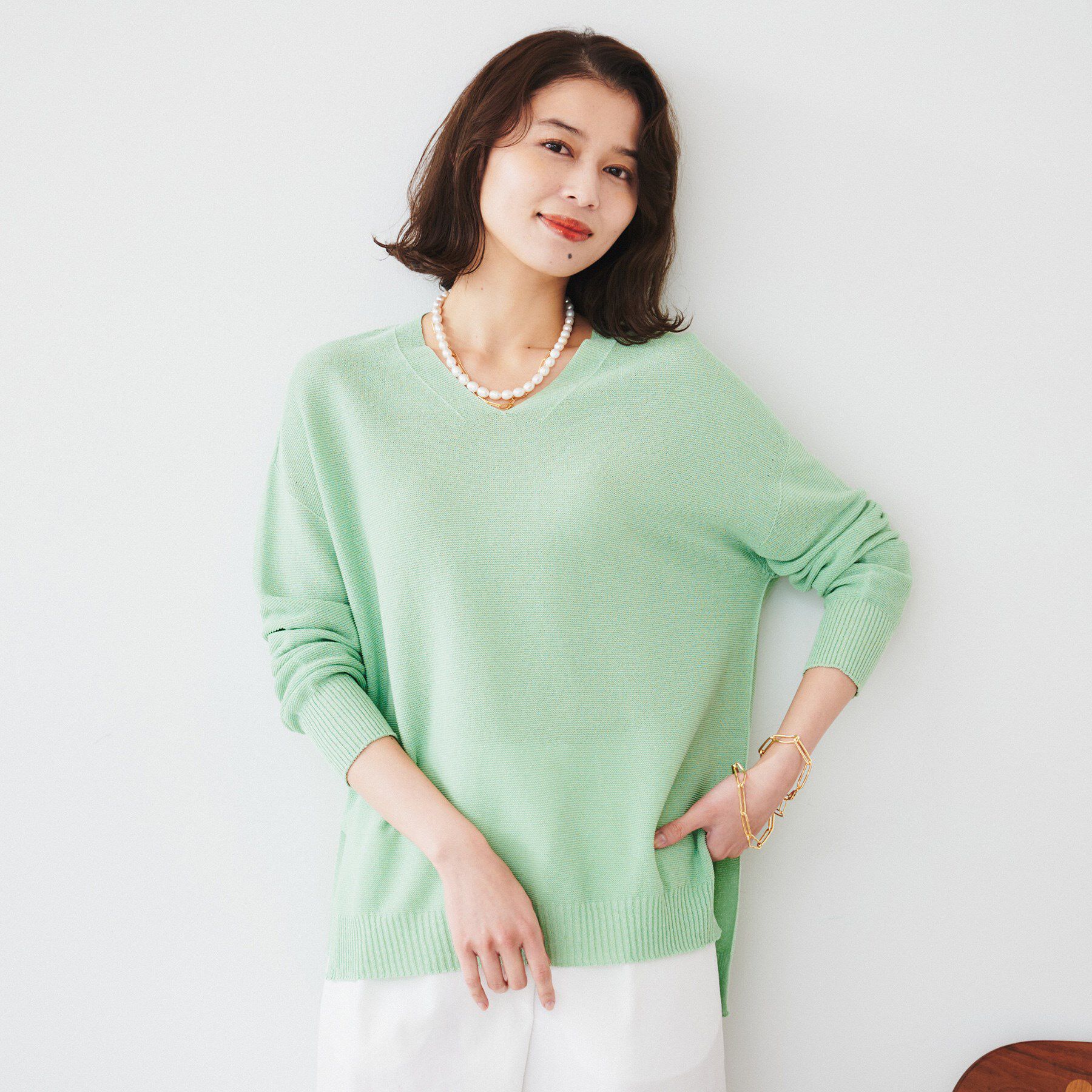 UNTITLED「【体型カバー/清涼感】サイドスリット Vネックニット」|ニット・セーター|