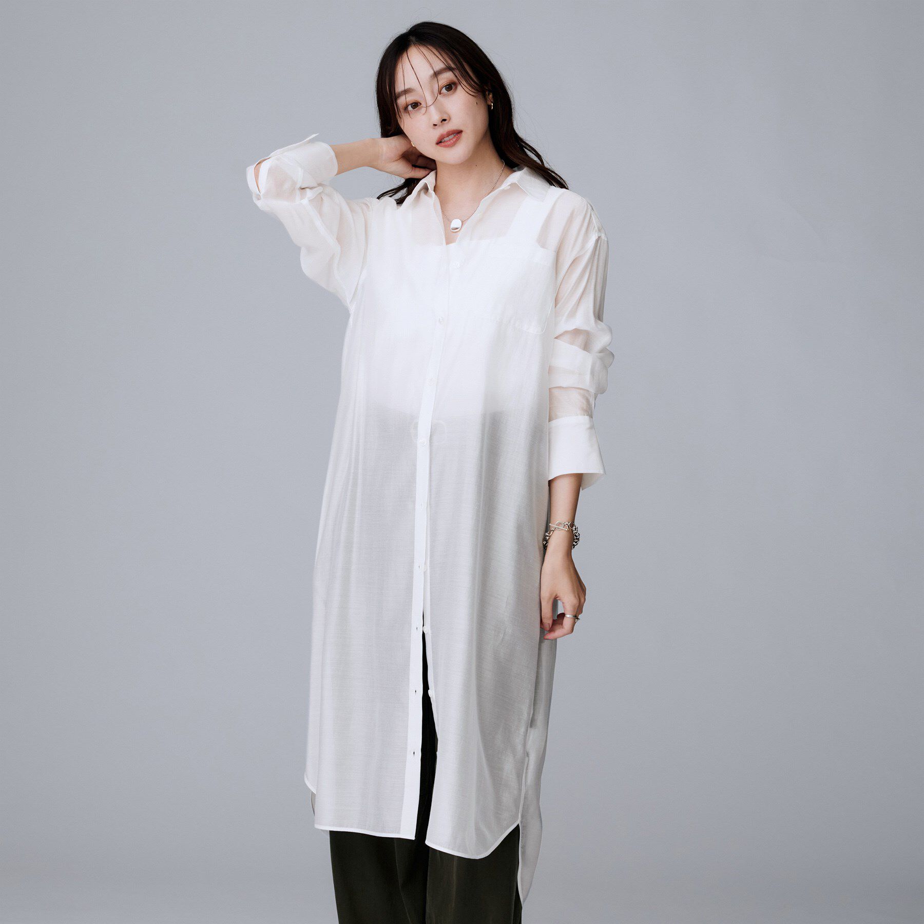 UNTITLED「【ニットと重ね着に/前開きボタン】シアーロングシャツ」|ワンピース|ホワイト(001)