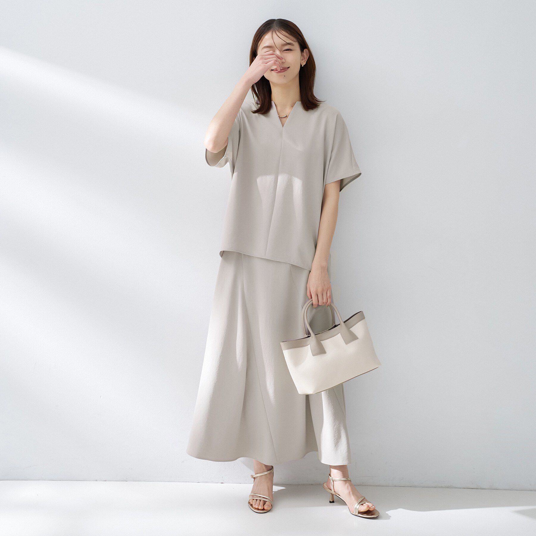 UNTITLED「【夏の名品セットアップが今年も登場！/はっ水/遮熱】リラクミスト キーVネックブラウス」|シャツ・ブラウス|