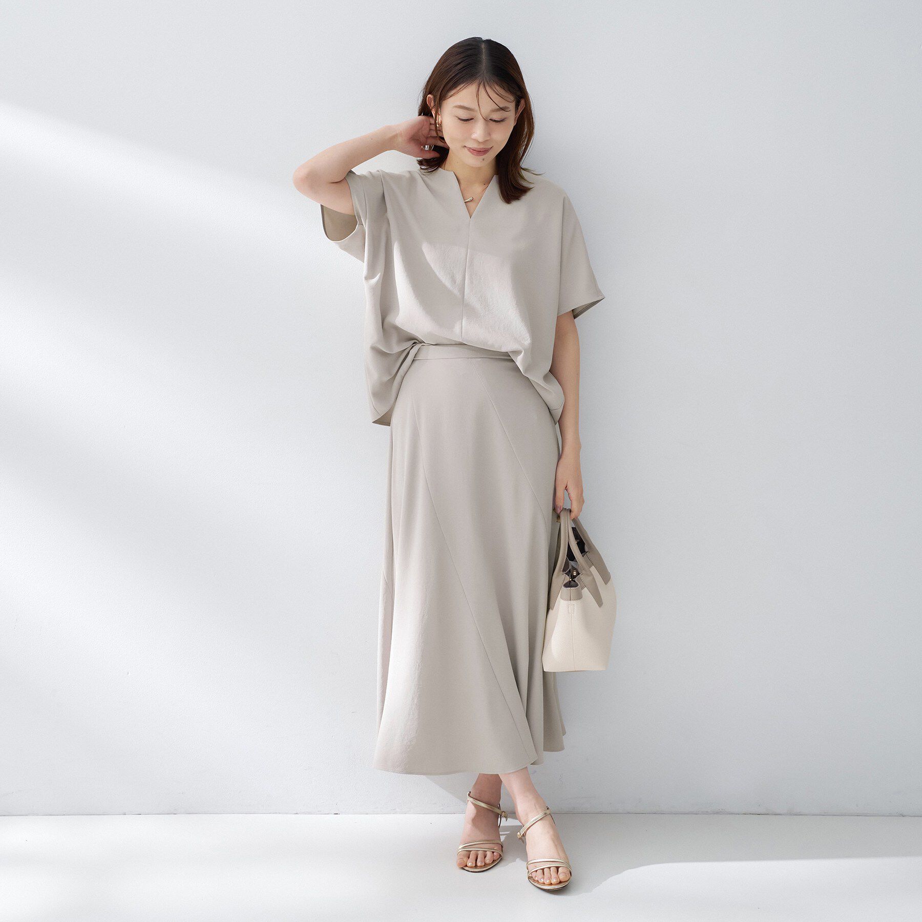 UNTITLED「【夏の名品セットアップが今年も登場！/はっ水/遮熱】リラクミスト キーVネックブラウス」|シャツ・ブラウス|