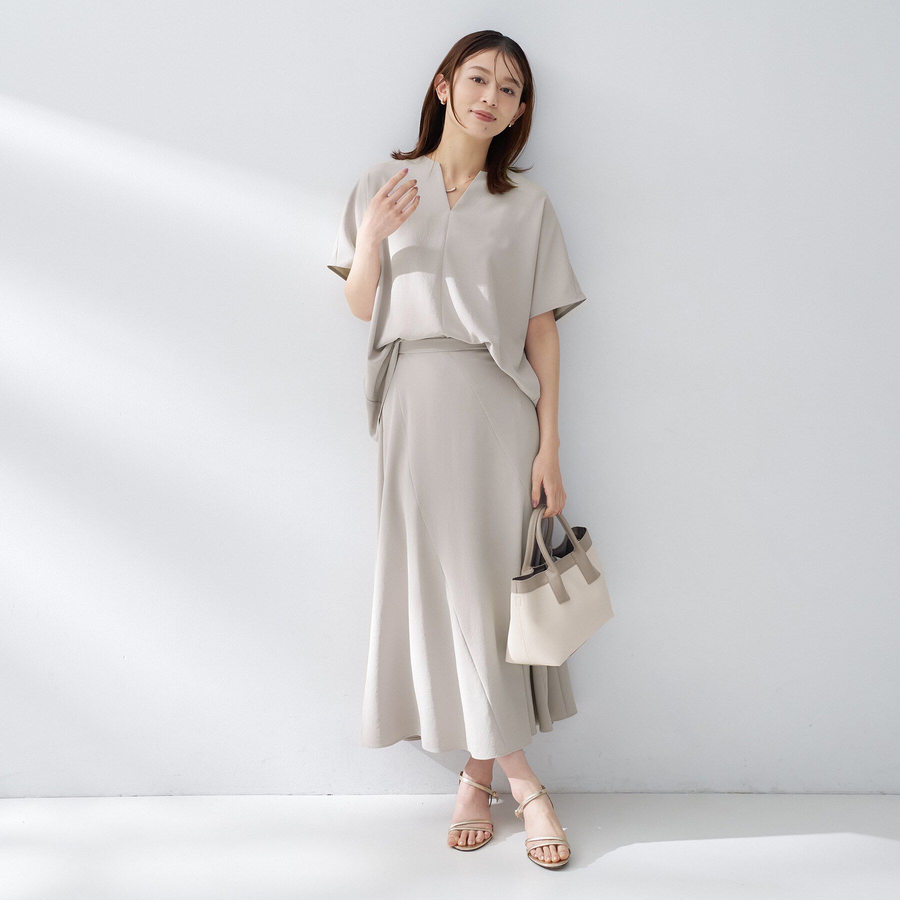 UNTITLED「【夏の名品セットアップが今年も登場！/はっ水/遮熱】リラクミスト キーVネックブラウス」|シャツ・ブラウス|