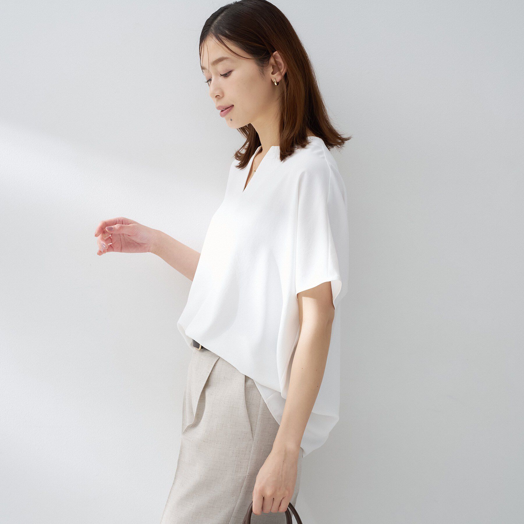 UNTITLED「【夏の名品セットアップが今年も登場！/はっ水/遮熱】リラクミスト キーVネックブラウス」|シャツ・ブラウス|