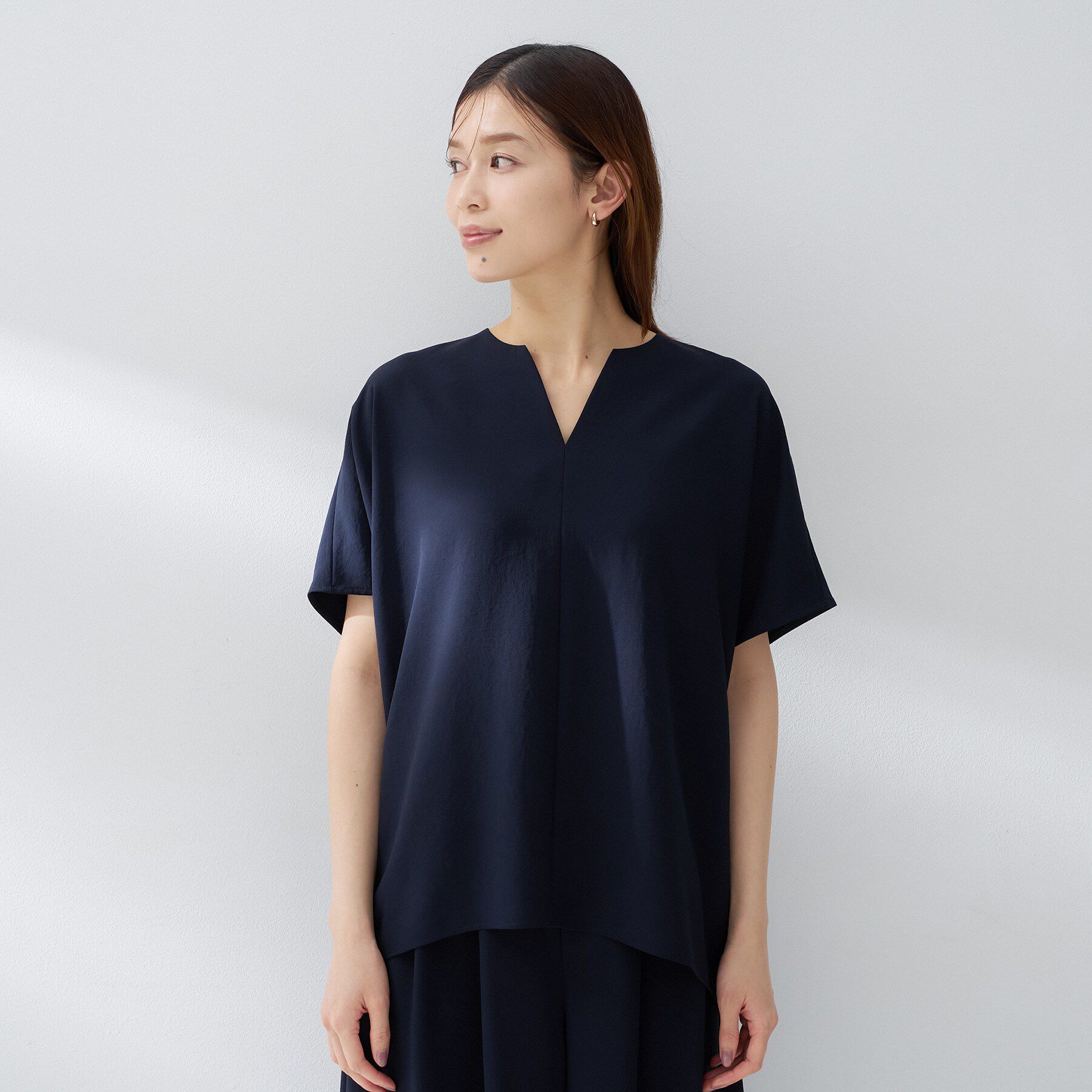 UNTITLED「【夏の名品セットアップが今年も登場！/はっ水/遮熱】リラクミスト キーVネックブラウス」|シャツ・ブラウス|