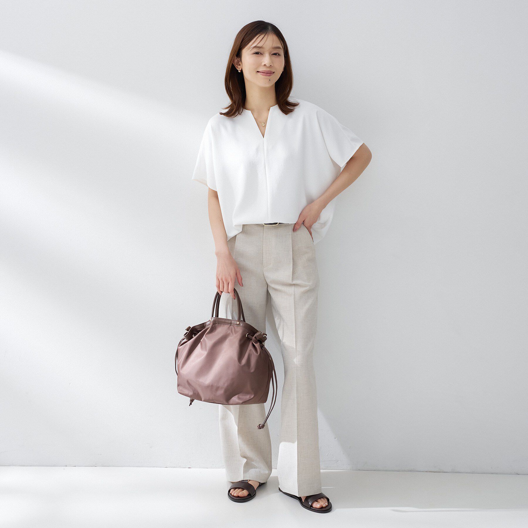 UNTITLED「【夏の名品セットアップが今年も登場！/はっ水/遮熱】リラクミスト キーVネックブラウス」|シャツ・ブラウス|