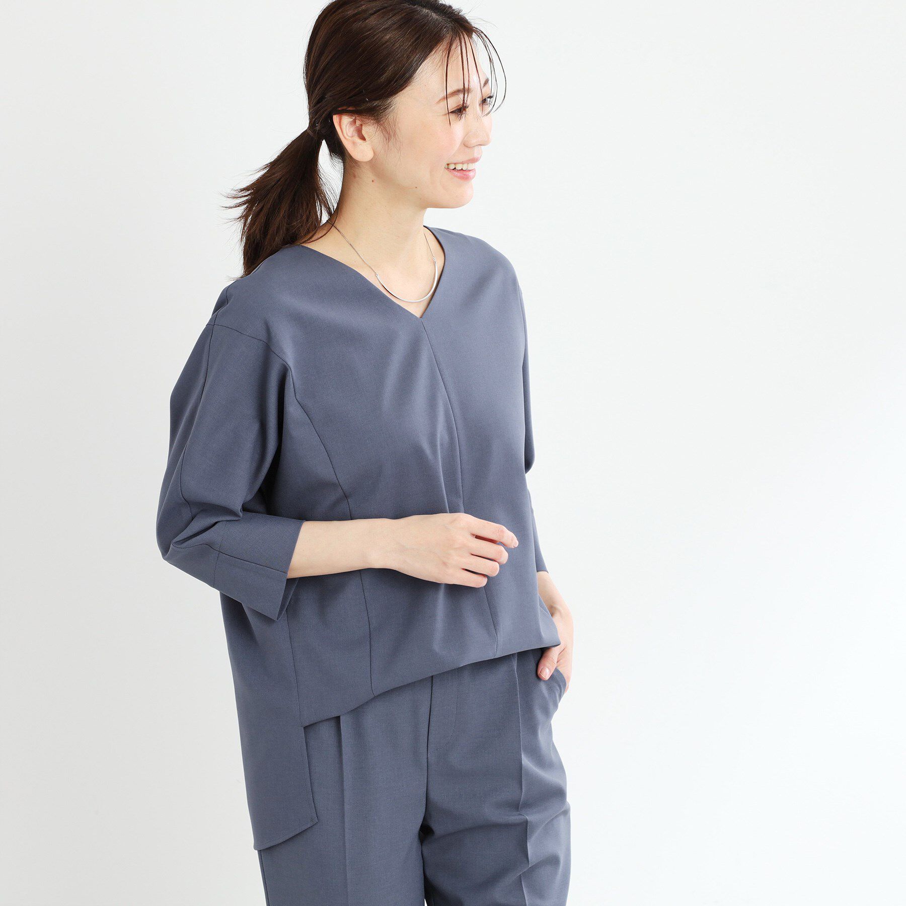 Reflect「【マシンウォッシュ可／セットアップ可能】ドルマンスリーブVネックブラウス」|シャツ・ブラウス|