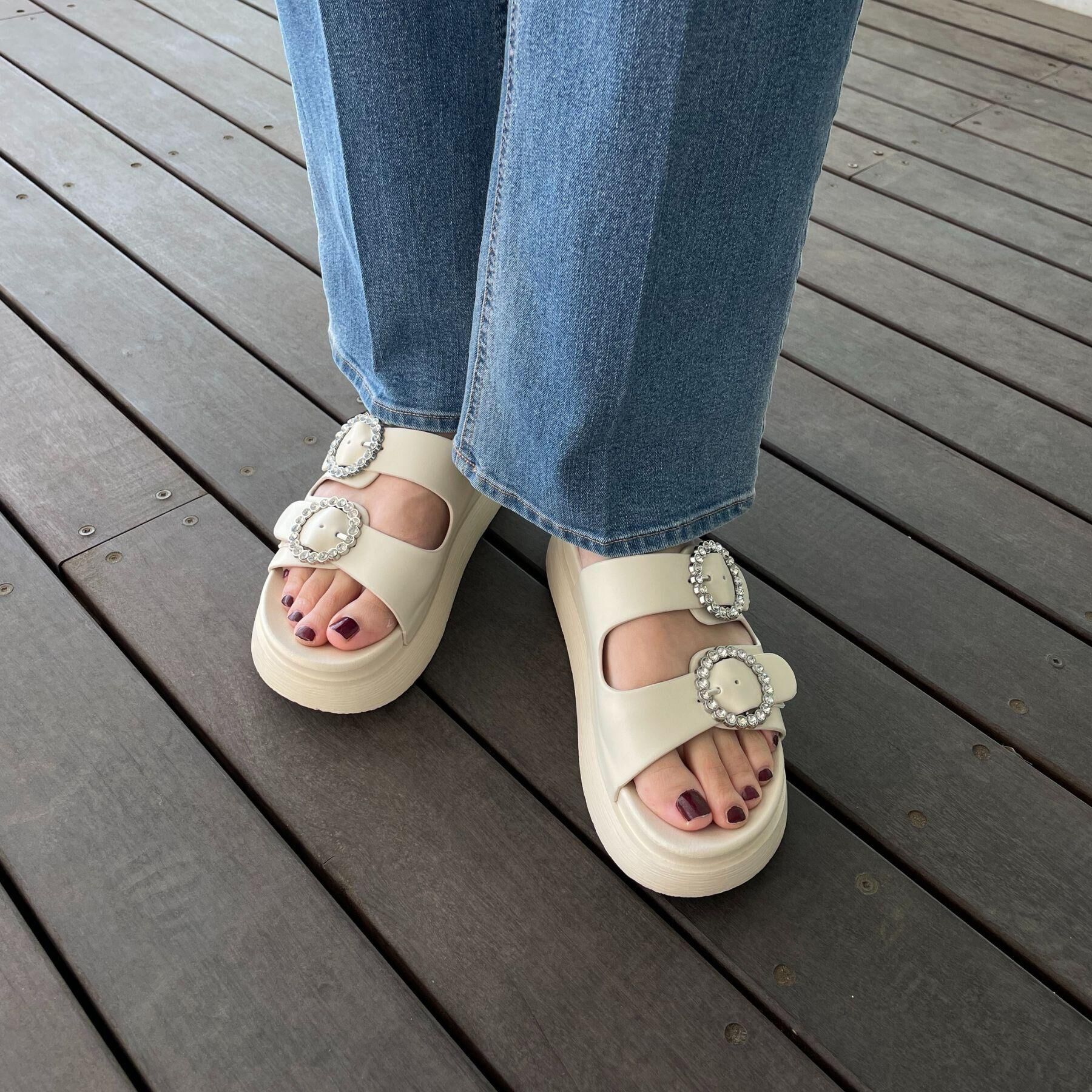 grove「【キラキラビジューがポイント】厚底ダブルビジューバックルサンダル」|サンダル|