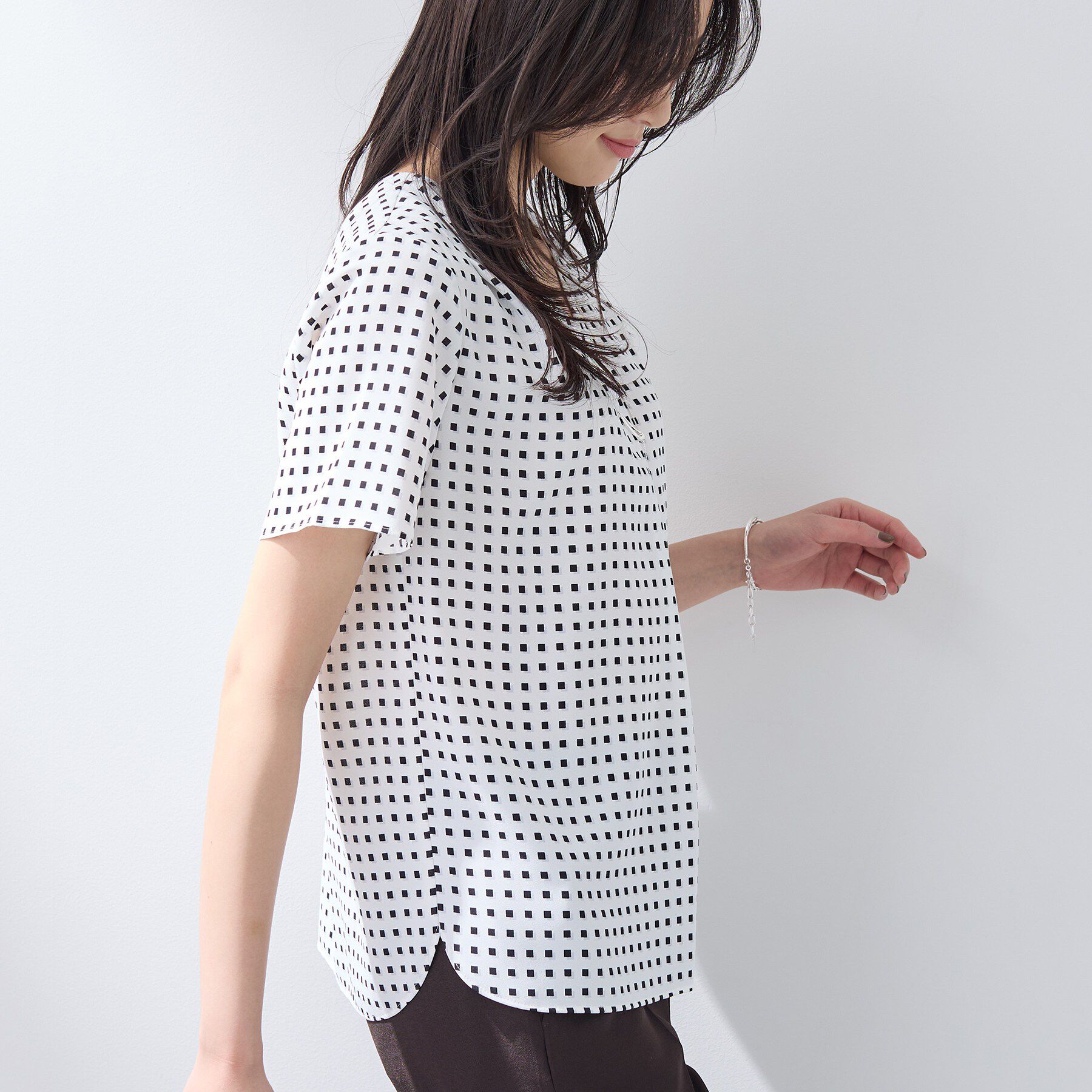 INDIVI「【洗える／UVケア】幾何学柄＆無地 タックVネック 半袖ブラウス」|シャツ・ブラウス|