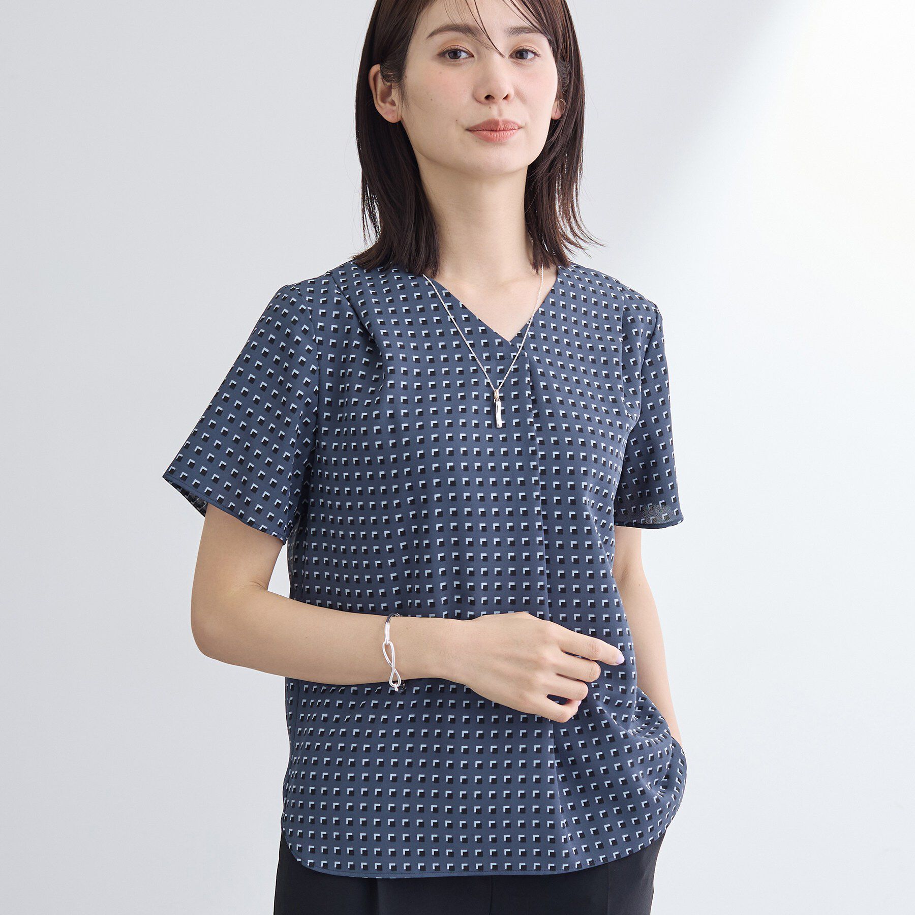 INDIVI「【洗える／UVケア】幾何学柄＆無地 タックVネック 半袖ブラウス」|シャツ・ブラウス|
