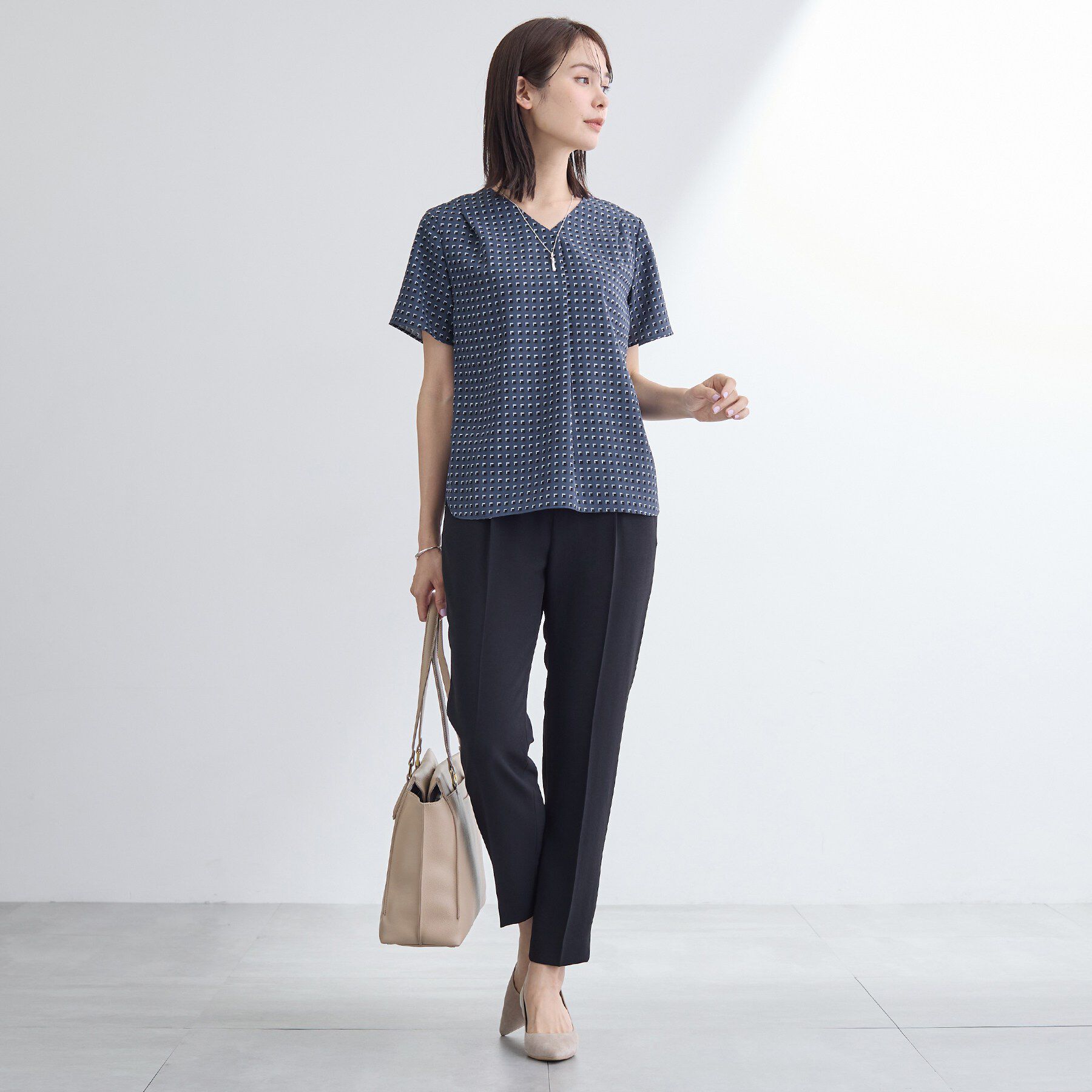 INDIVI「【洗える／UVケア】幾何学柄＆無地 タックVネック 半袖ブラウス」|シャツ・ブラウス|