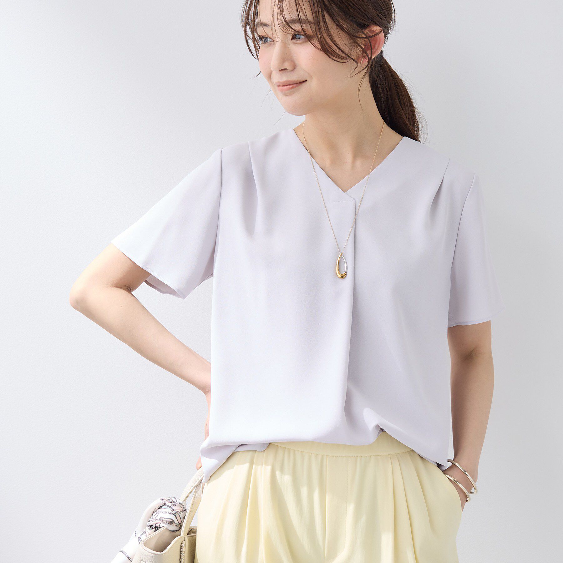 INDIVI「【洗える／UVケア】幾何学柄＆無地 タックVネック 半袖ブラウス」|シャツ・ブラウス|