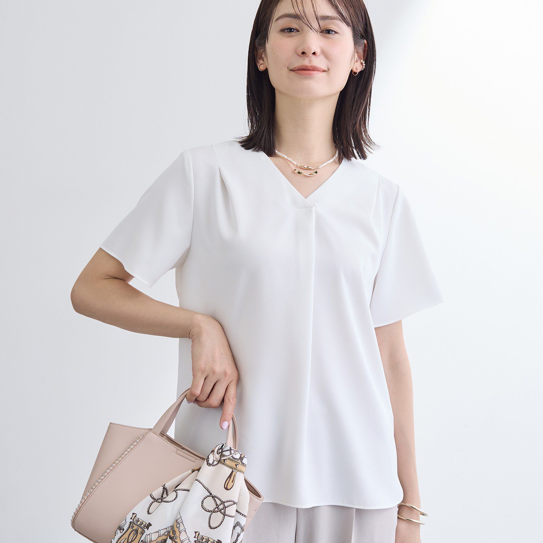 INDIVI「【洗える／UVケア】幾何学柄＆無地 タックVネック 半袖ブラウス」|シャツ・ブラウス|