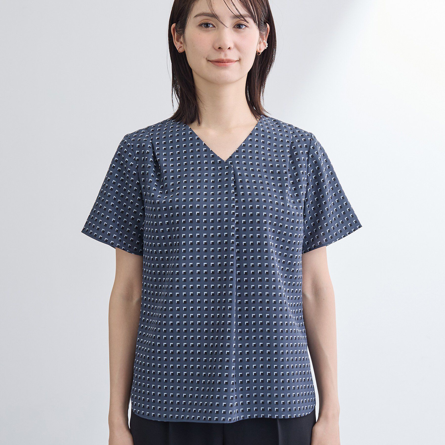 INDIVI「【洗える／UVケア】幾何学柄＆無地 タックVネック 半袖ブラウス」|シャツ・ブラウス|