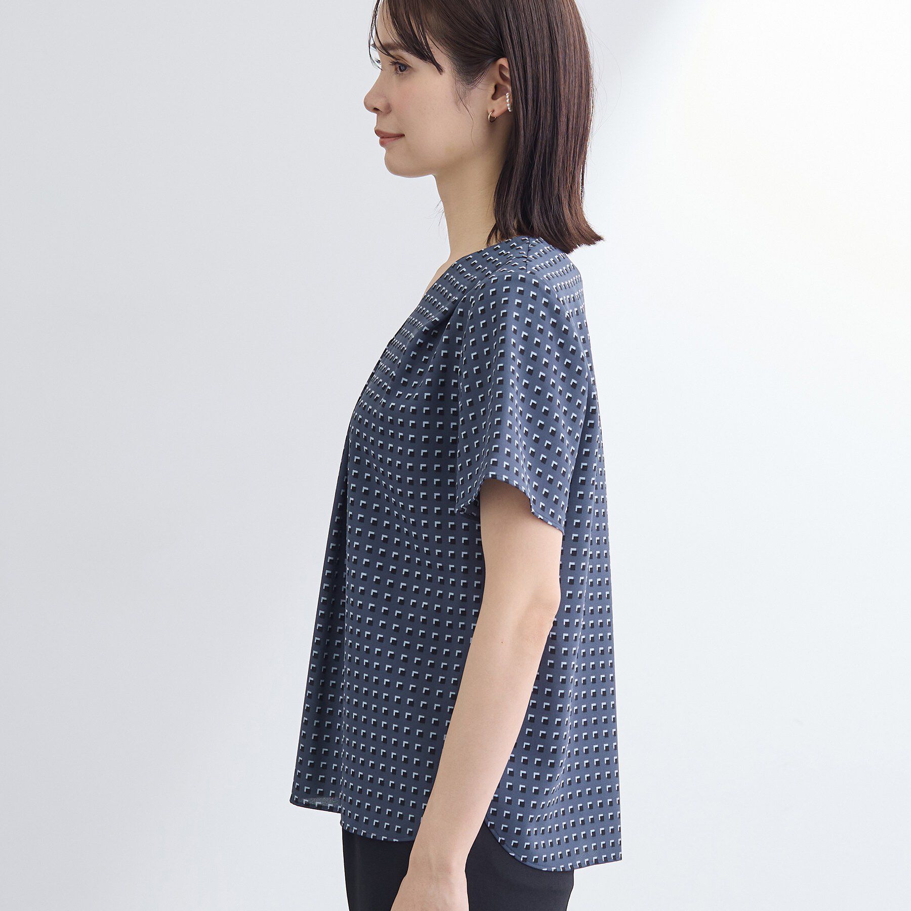 INDIVI「【洗える／UVケア】幾何学柄＆無地 タックVネック 半袖ブラウス」|シャツ・ブラウス|