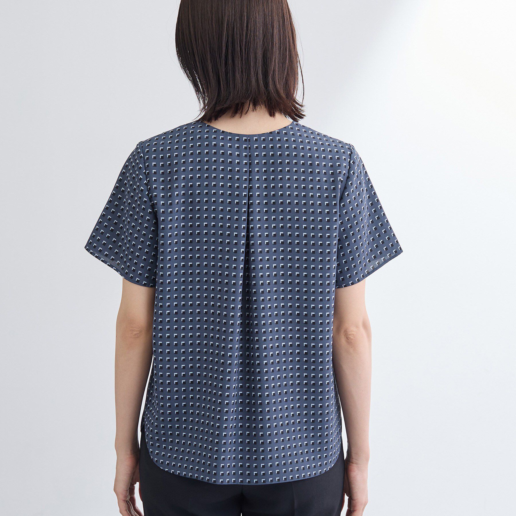 INDIVI「【洗える／UVケア】幾何学柄＆無地 タックVネック 半袖ブラウス」|シャツ・ブラウス|