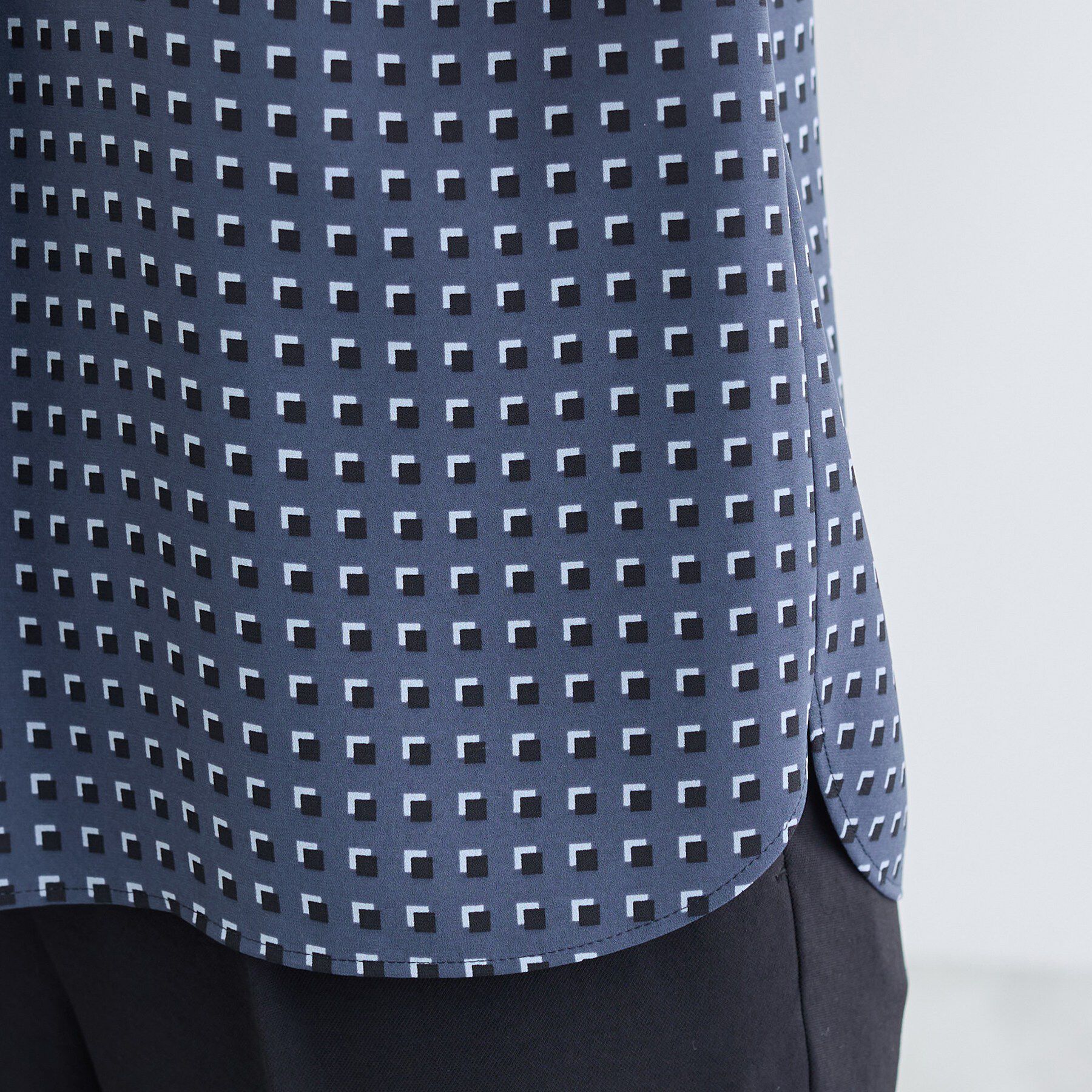 INDIVI「【洗える／UVケア】幾何学柄＆無地 タックVネック 半袖ブラウス」|シャツ・ブラウス|