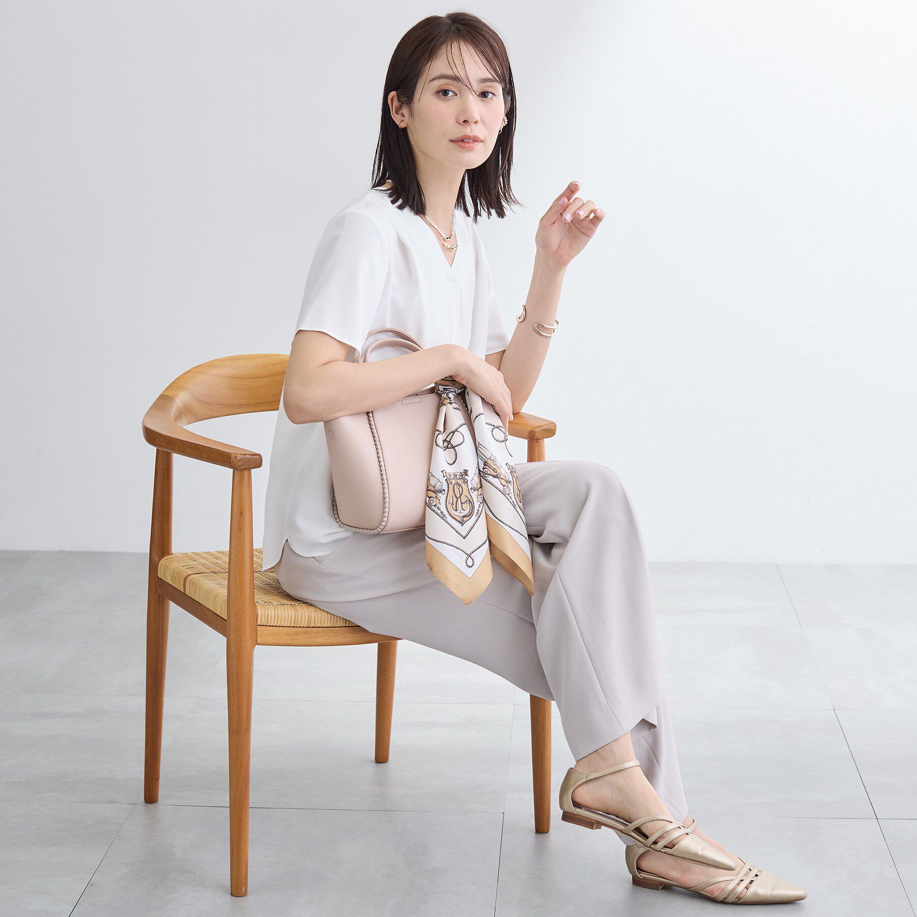 INDIVI「【洗える／UVケア】幾何学柄＆無地 タックVネック 半袖ブラウス」|シャツ・ブラウス|