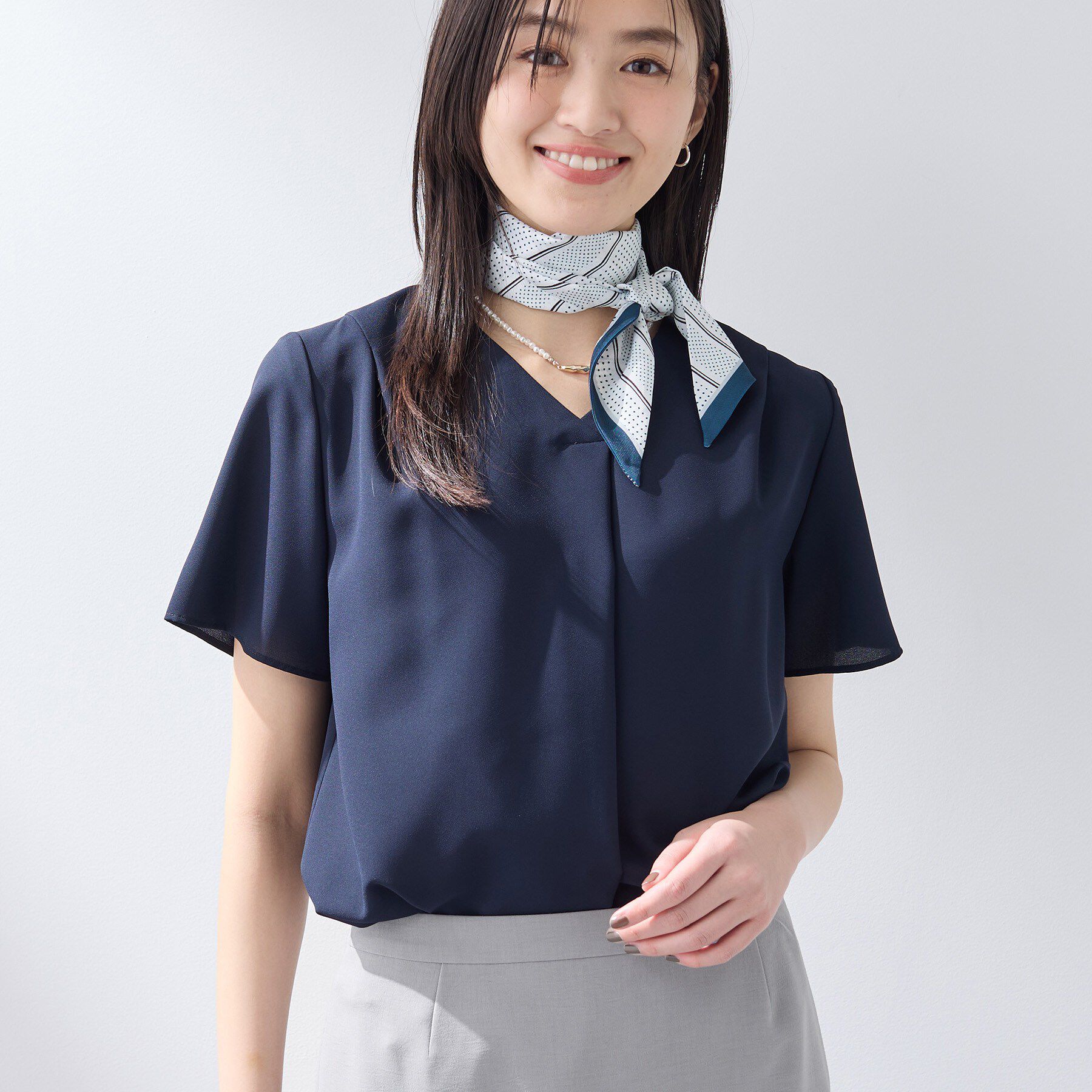 INDIVI「【洗える／UVケア】幾何学柄＆無地 タックVネック 半袖ブラウス」|シャツ・ブラウス|